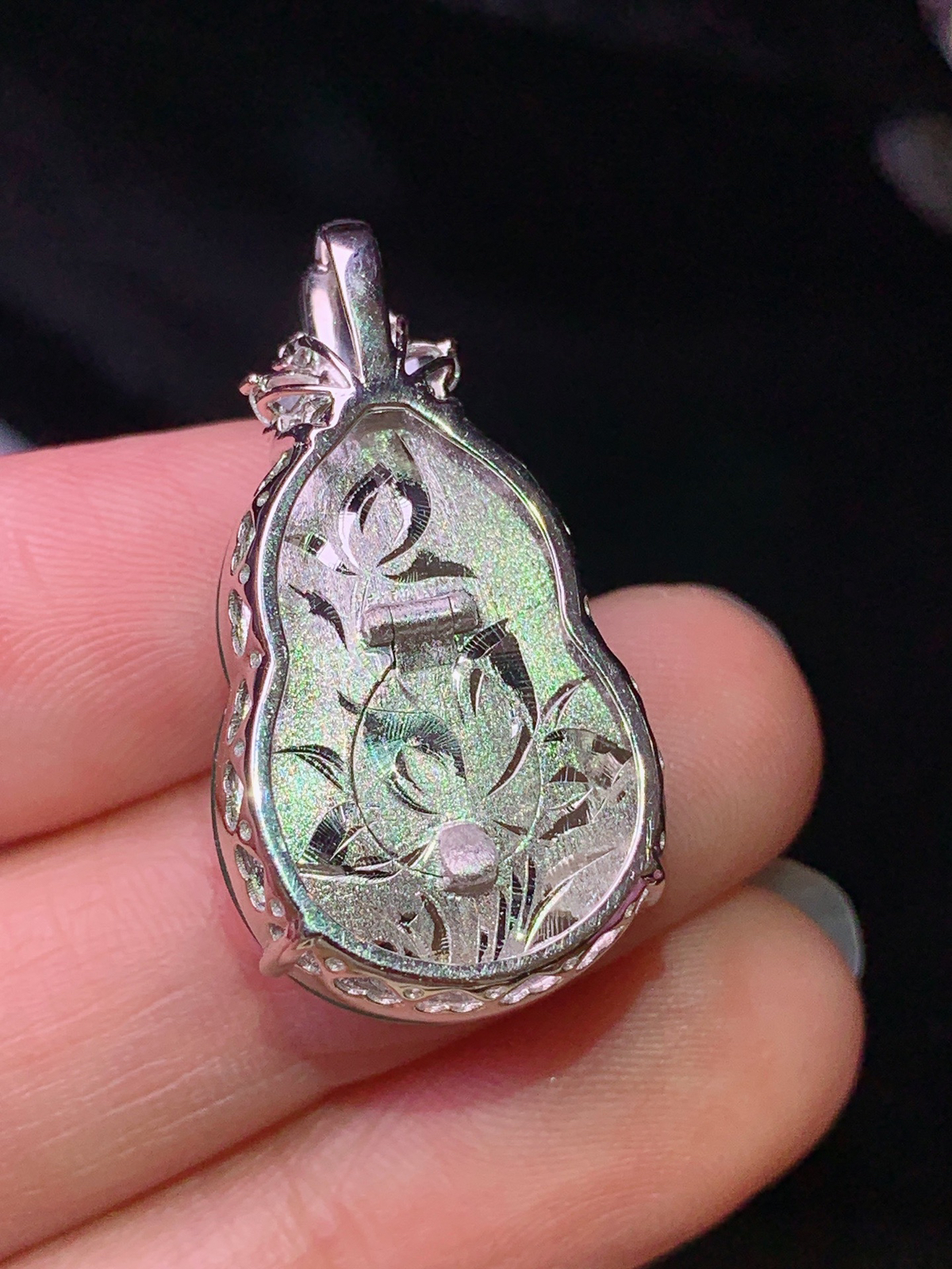 18k金钻镶嵌翠绿葫芦吊坠 玉质细腻 色泽清新艳丽 整体尺寸29.3*16.2*9.7