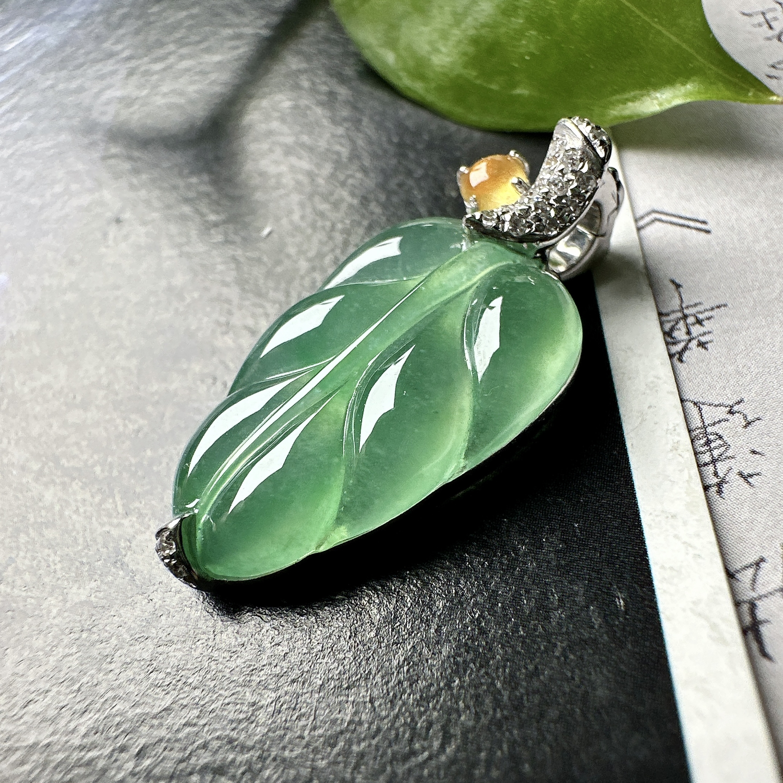 【冰种晴绿叶子】金枝玉叶，质地细腻，冰润透亮，光泽出众，18k金钻镶嵌，裸石尺寸21*12*4.6毫米
