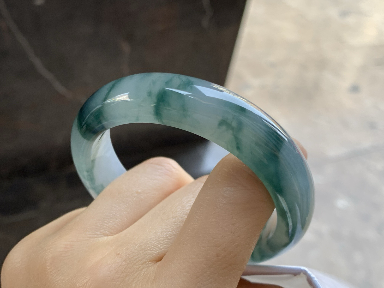 54-13.9-8.4

冰飘花宽版手镯^_^种水好 飘花浓郁 上手漂亮