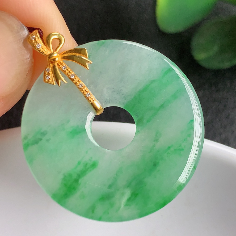 18k金冰润飘绿平安环翡翠吊坠，质地细腻，清秀高雅，饱满圆润  款式大方经典，颜色鲜艳，沁人心脾，高质量精品   W003.22整体尺寸：30.3-2.6mm