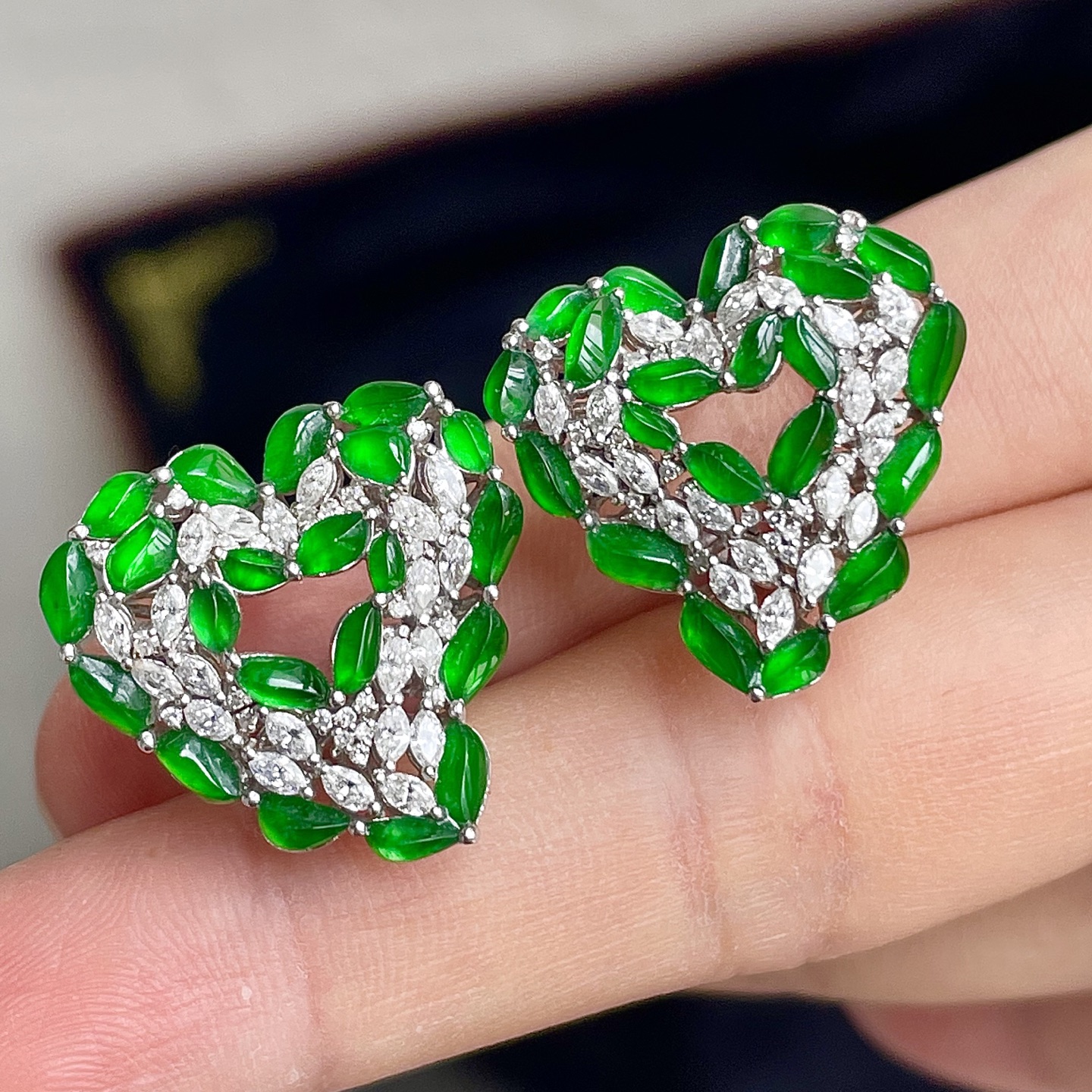 ️，缅料冰阳绿爱心耳钉，色辣，18k金镶嵌，饱满水润，无裂，裸石尺寸16.7/14.5/7.5，编码0422好数字