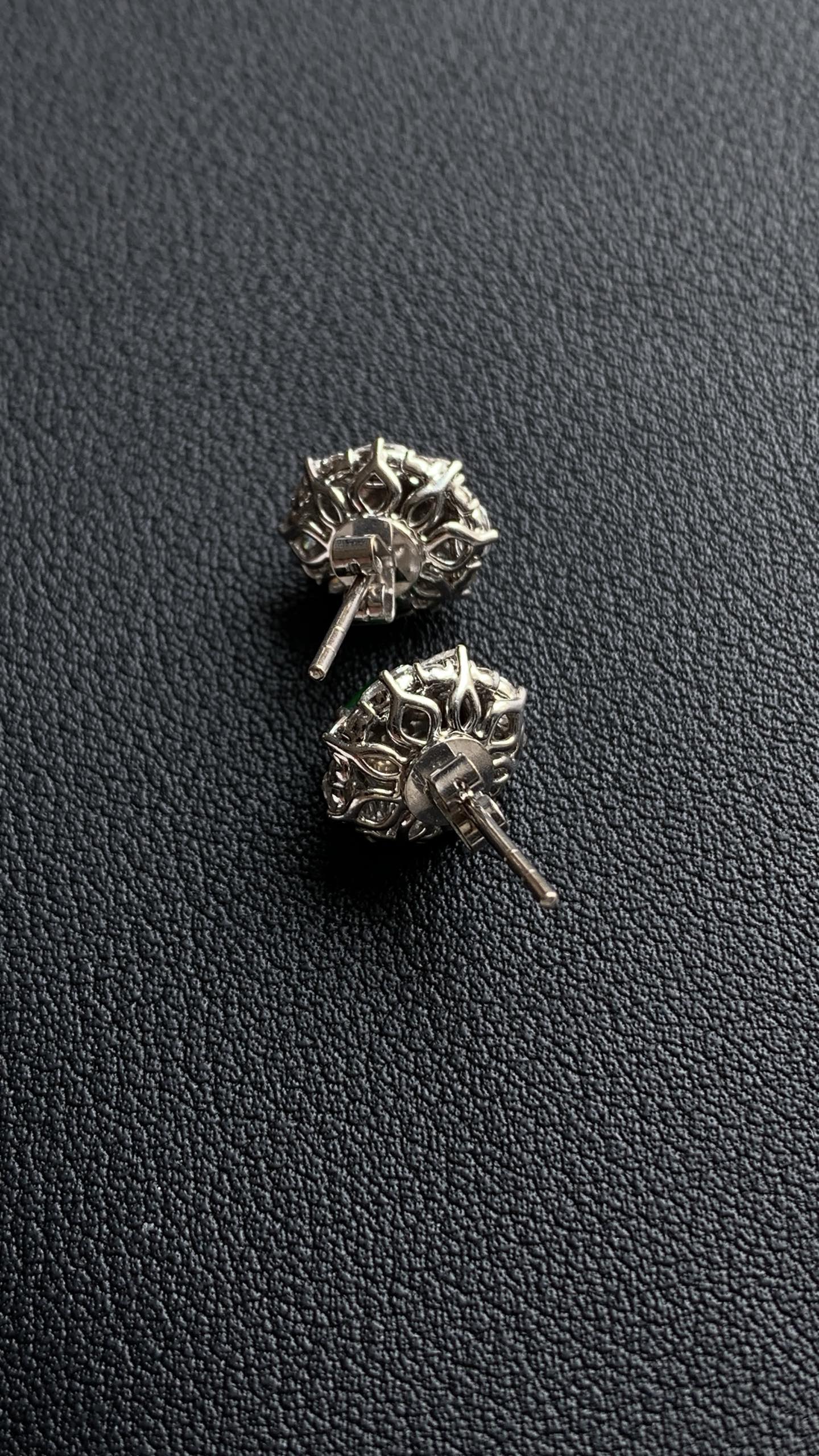 ️，18k金镶嵌蛋面耳钉，种老细腻，色阳浓郁起胶，尺寸：成品：12.1*11*8.1，裸石：7.3*5.8，b17422