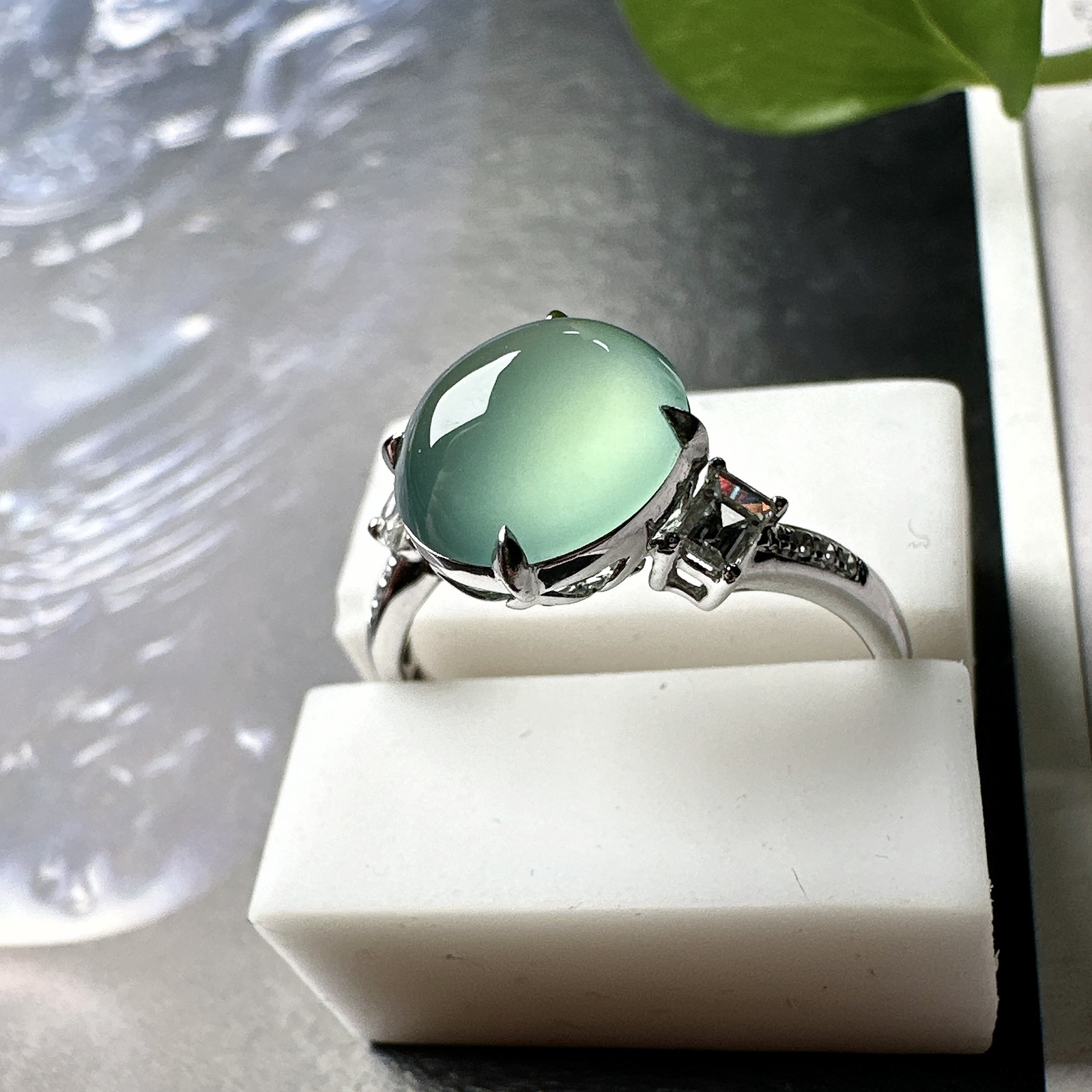 【冰种晴蓝蛋面戒指】质地细腻清爽，荧光感强烈，18K金钻镶嵌，裸石尺寸9*8.4*4.9毫米