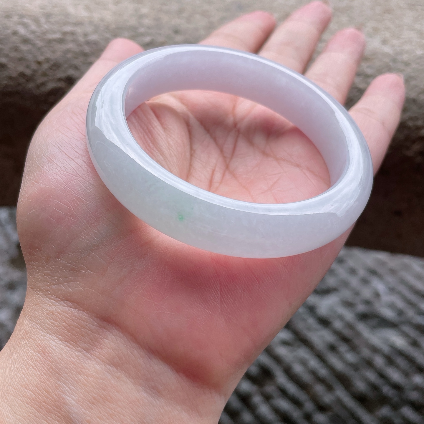 正圈54 55，圈口54-12.5-8.3，编码0423X31，糯冰飘绿，冰莹通透，水润，种老，无裂