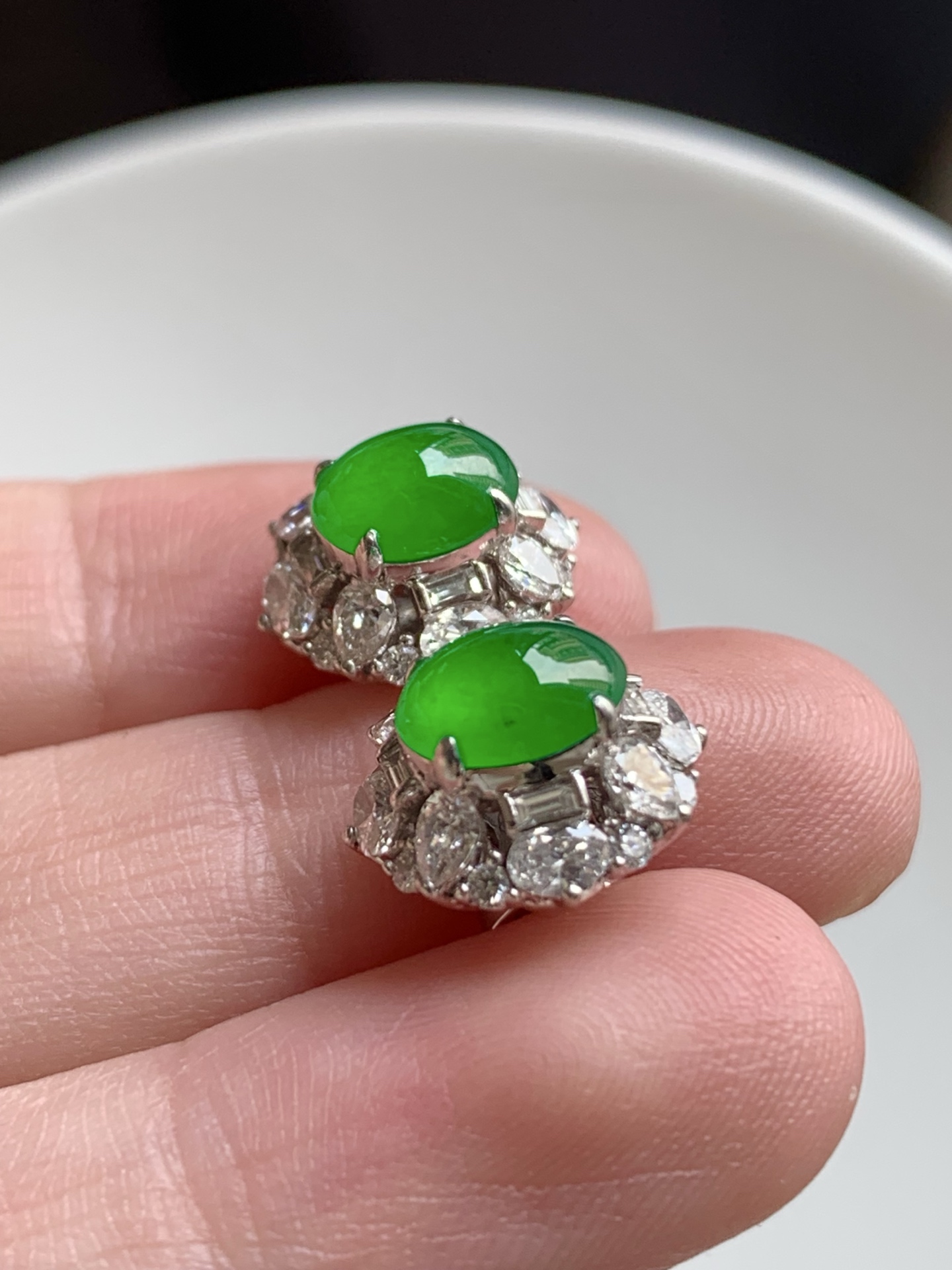 ️，18k金镶嵌蛋面耳钉，种老细腻，色阳浓郁起胶，尺寸：成品：12.1*11*8.1，裸石：7.3*5.8，b17422