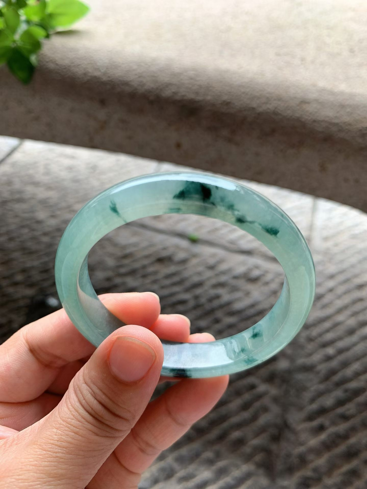 飘花正圈手镯尺寸55.5*11.8*7.5 玉质细腻，通透水润，冰油底色，光泽清亮，水墨花色，灵动飘逸！