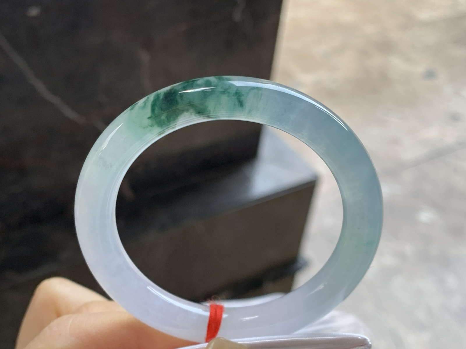 51.5-9.2-8.8

冰种飘花圆条手镯^_^种水好 飘花点缀