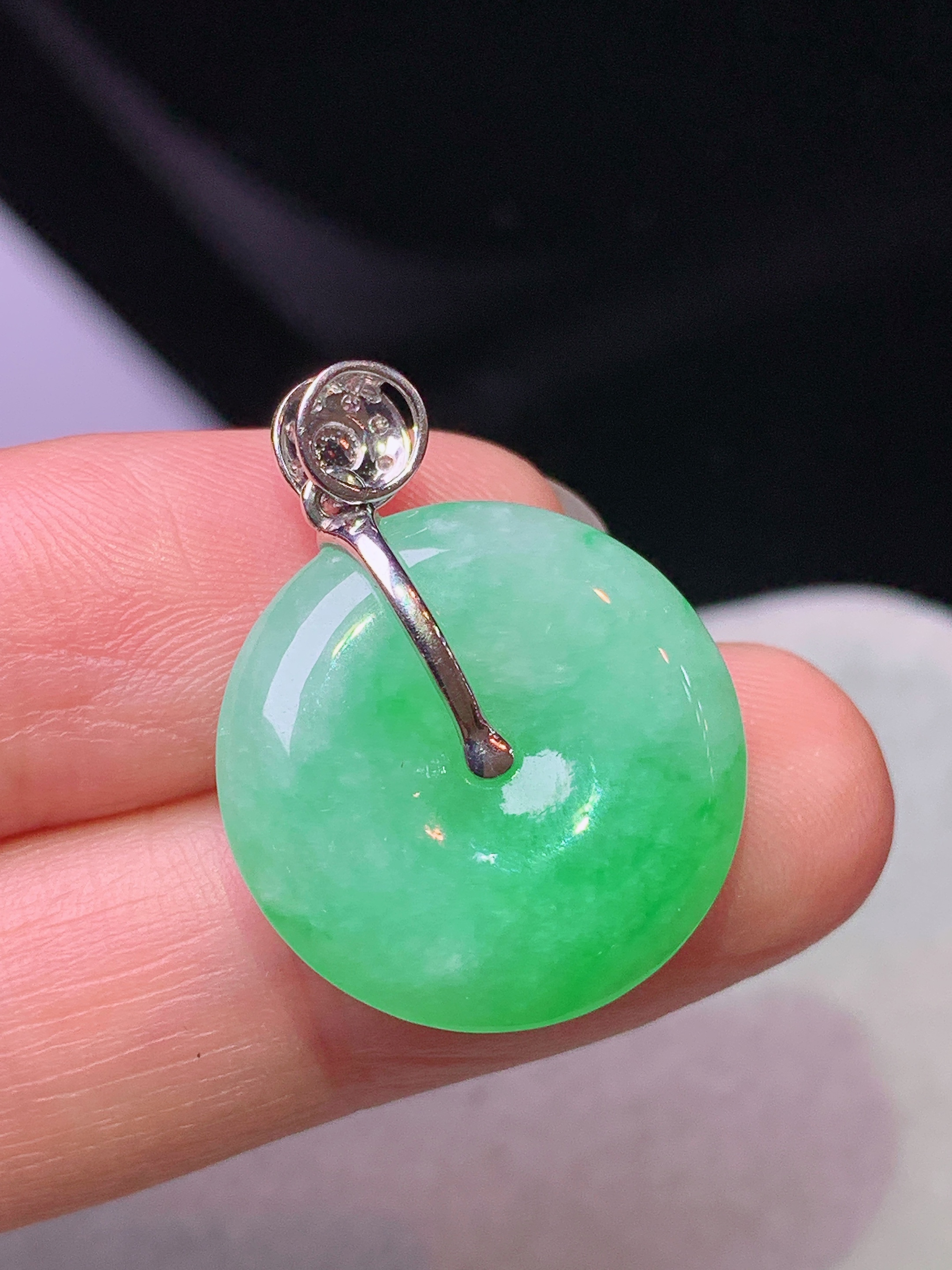 18k金钻镶嵌阳绿平安扣吊坠 玉质细腻 色泽艳丽清新 水润亮眼 整体尺寸25.2*19*5b2