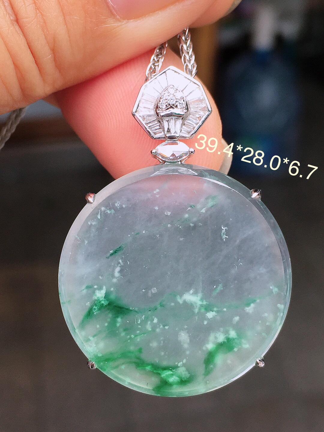 冰飘绿平安扣吊坠，色泽艳丽，玉质细腻，荧光感超
强，饱满圆润，尽显优雅气质，18k
金豪华镶嵌