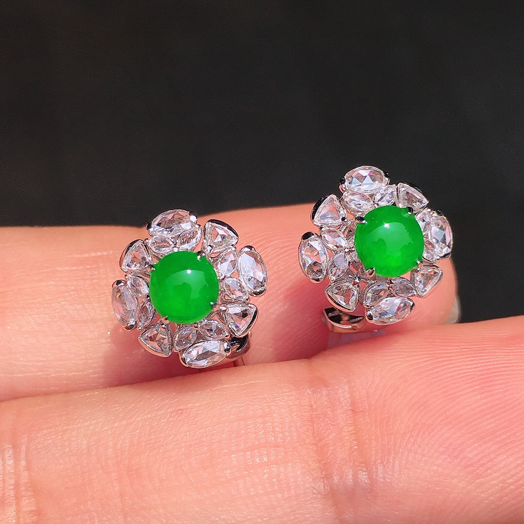 阳绿蛋面耳钉，色泽均匀艳丽，玉质细腻，荧光感超
强，饱满圆润，尽显优雅气质，18k
金豪华镶嵌