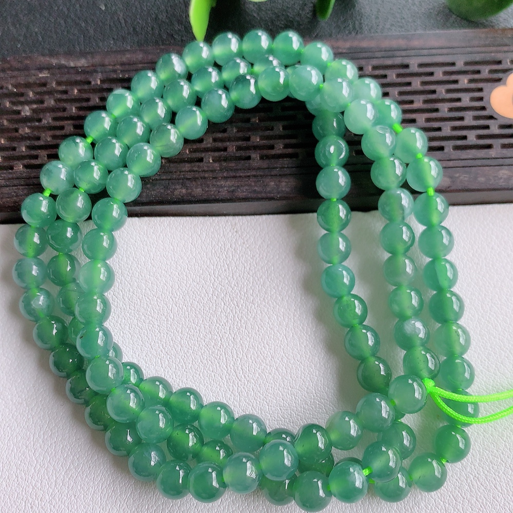 冰润翡翠圆珠项链，水水润润，珠圆玉润，颜色鲜艳，妙明清净，清秀高雅，佩戴效果优雅迷人！性价比超值 W