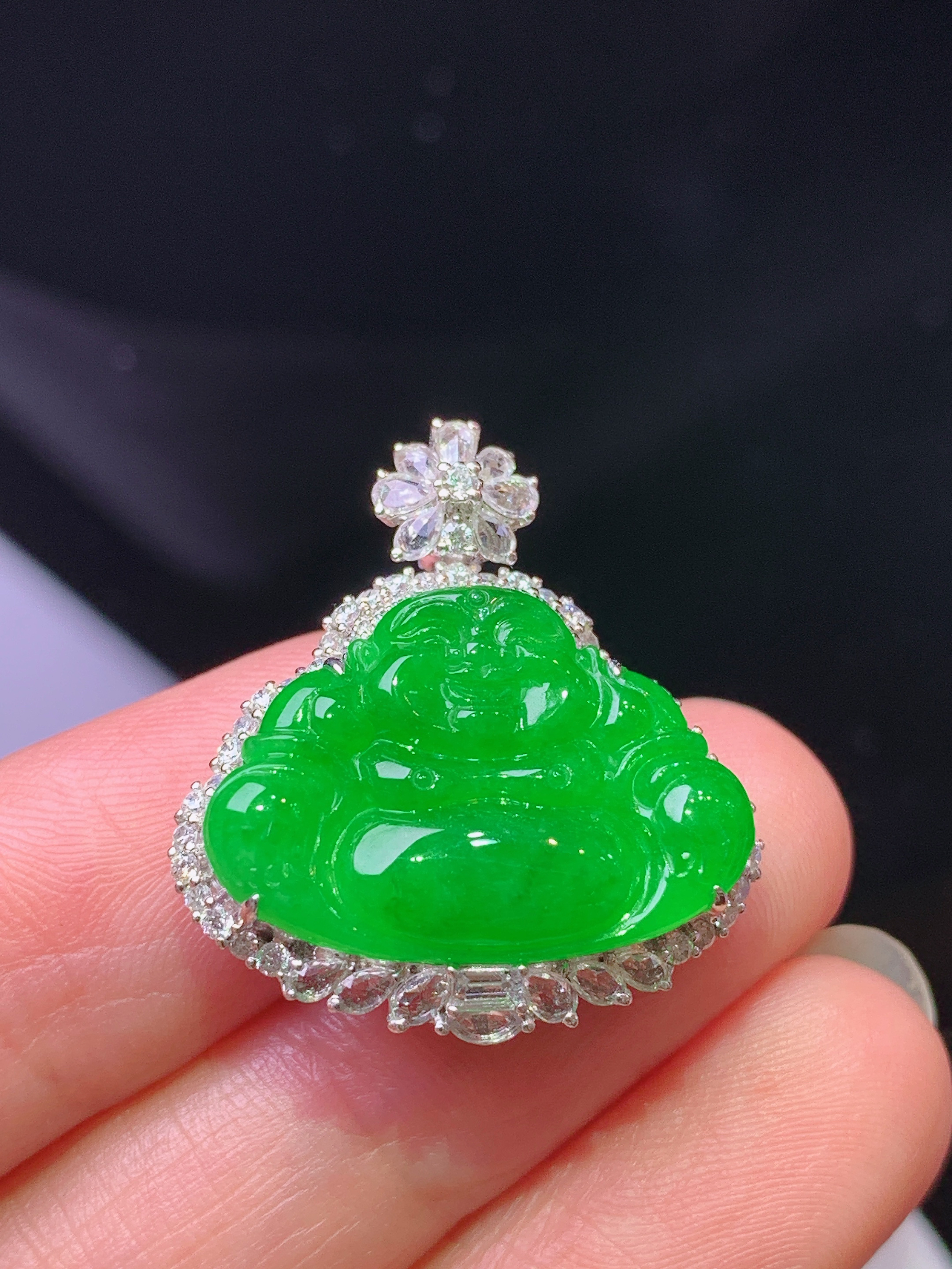 18k金钻镶嵌阳绿佛公吊坠 玉质细腻 色泽艳丽清新 水润亮眼 整体尺寸25.3*23.3*9.5s2