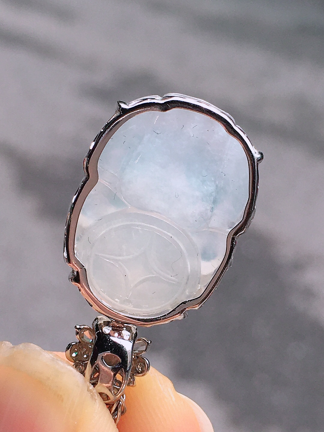 冰种貔貅吊坠，玉质细腻，荧光感超
强，饱满圆润，尽显优雅气质，18k
金豪华镶嵌