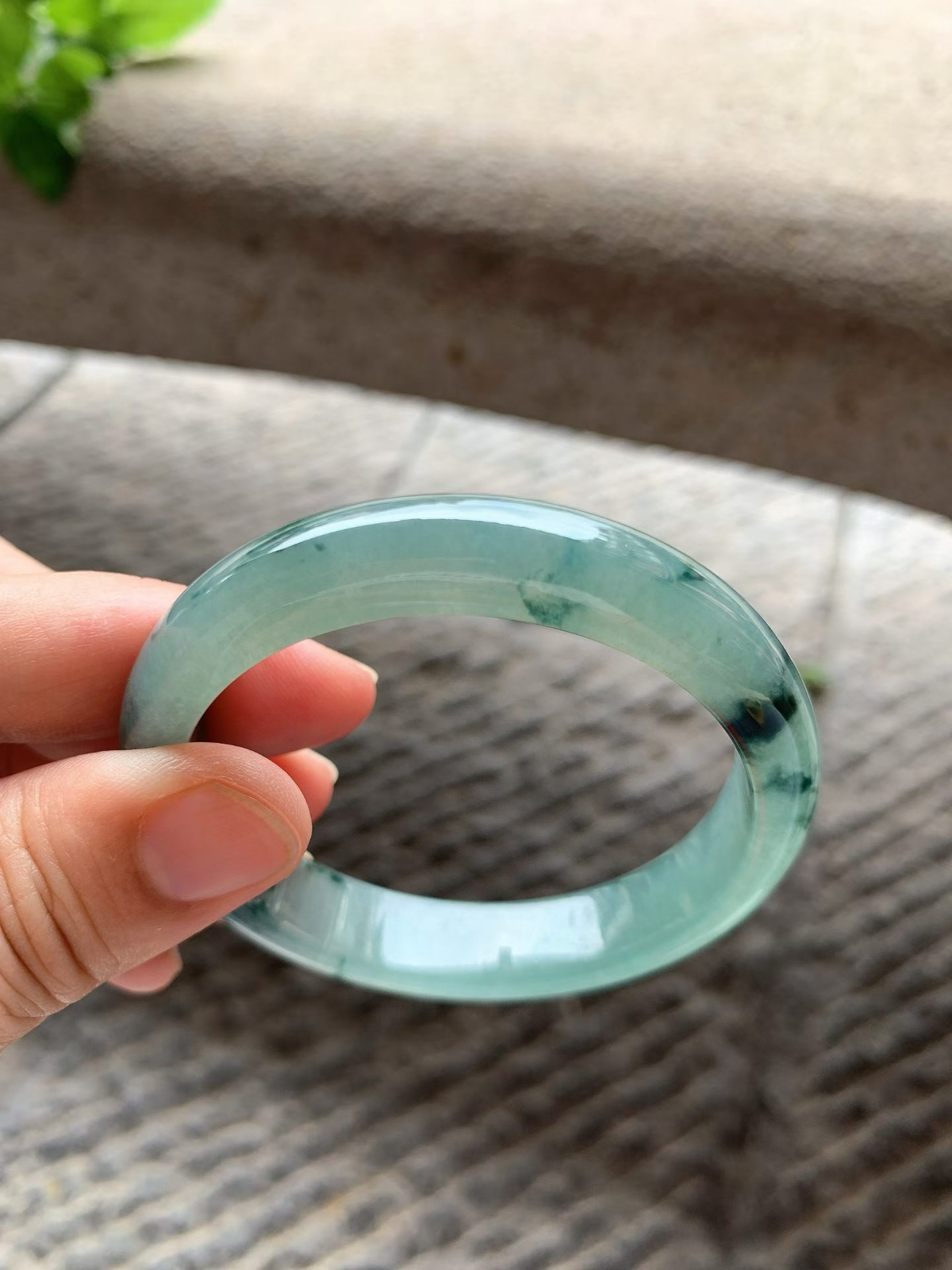 飘花正圈手镯尺寸55.5*11.8*7.5 玉质细腻，通透水润，冰油底色，光泽清亮，水墨花色，灵动飘逸！