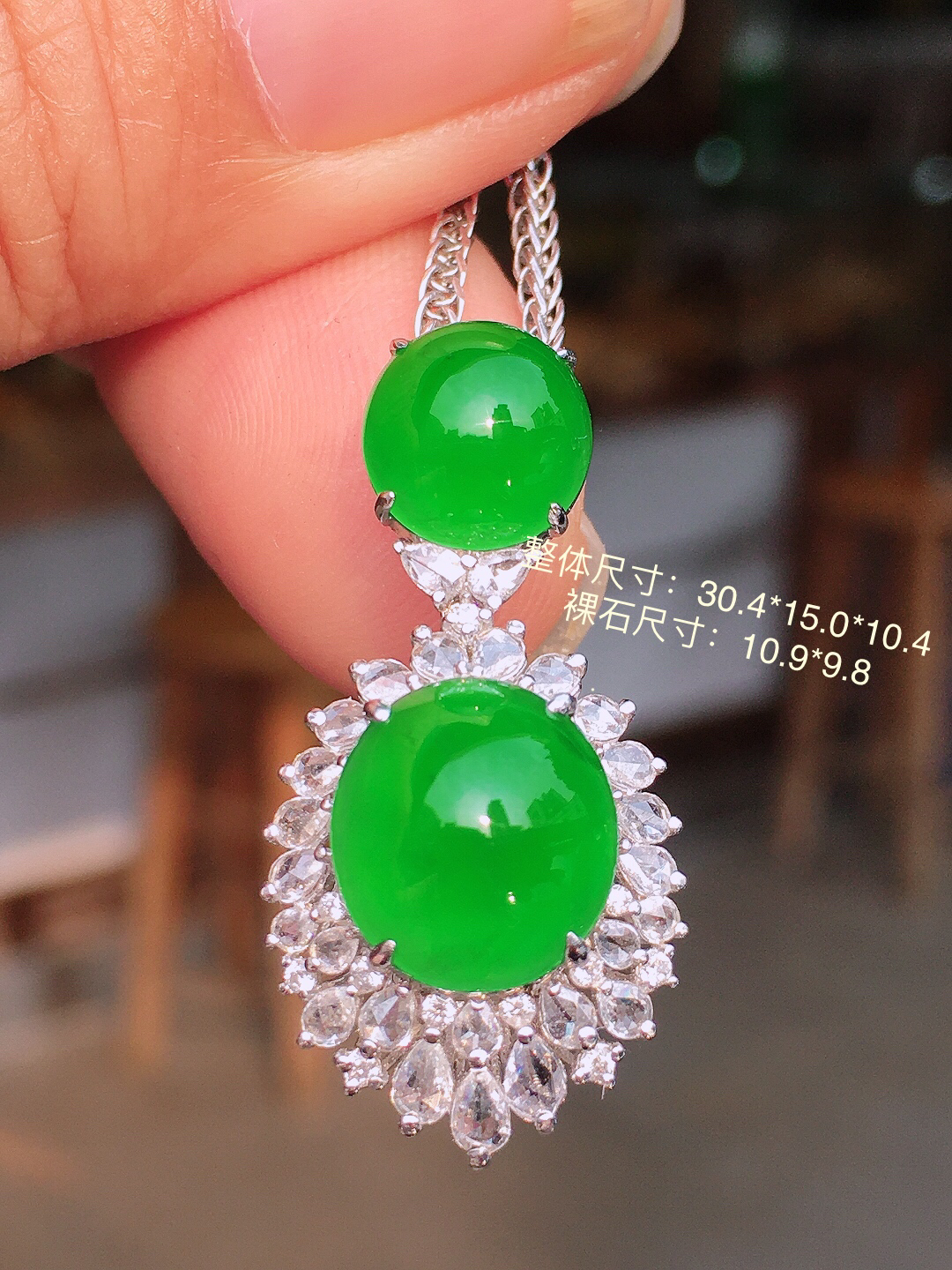 满绿蛋面吊坠，色泽均匀艳丽，玉质细腻，荧光感超
强，饱满圆润，尽显优雅气质，18k
金豪华镶嵌