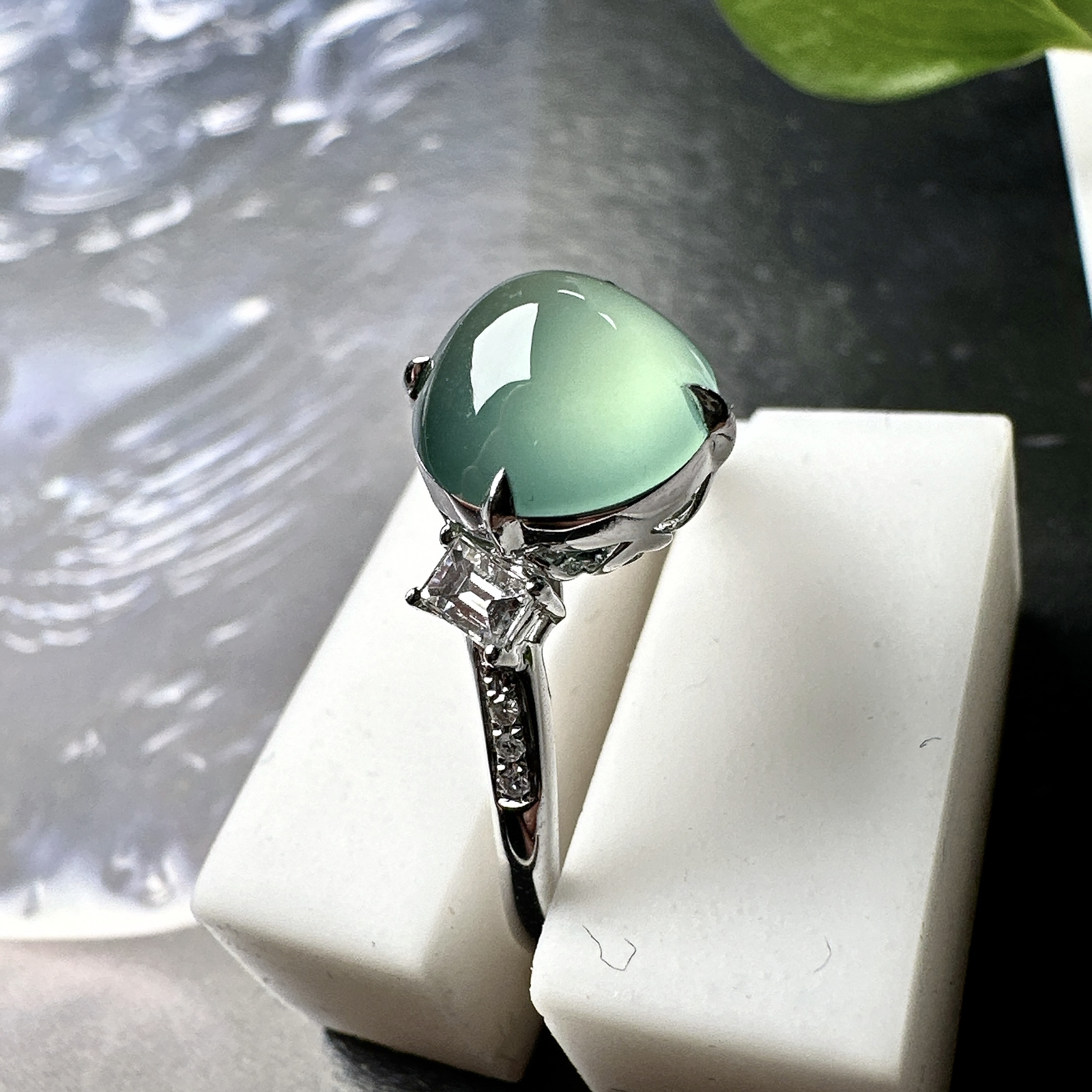 【冰种晴蓝蛋面戒指】质地细腻清爽，荧光感强烈，18K金钻镶嵌，裸石尺寸9*8.4*4.9毫米