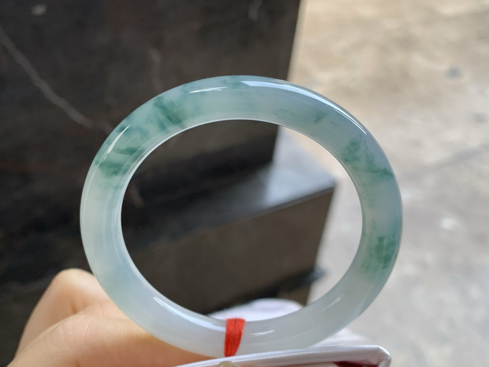 51-8.5-8.2
飘花圆条手镯^_^

底子细腻干净 飘花点缀