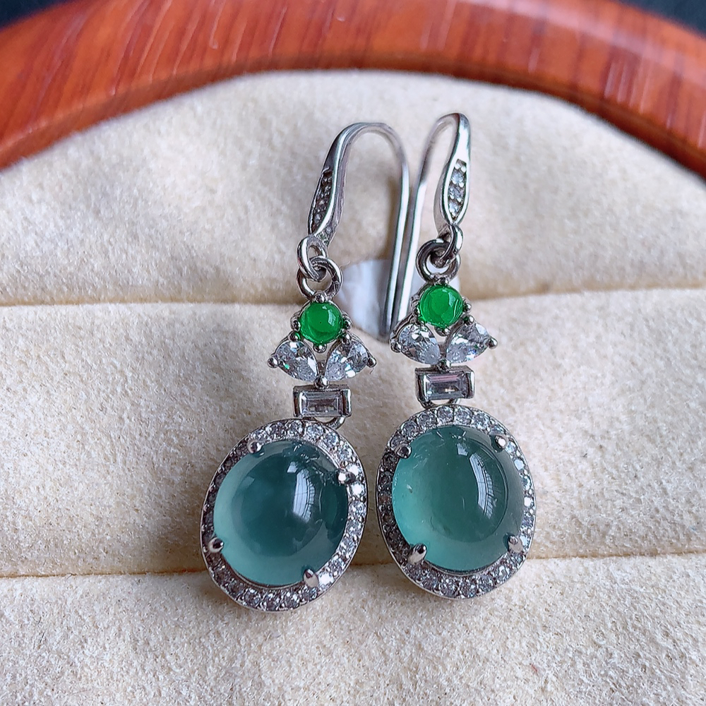 冰晴水翡翠925银镶嵌耳坠，自然光实拍，翠色灵动，颜色漂亮，种老水足，品相佳，佩戴佳品！W815.22取一整体尺寸：11.3-7.2mm 裸石尺寸：8.5-7.3