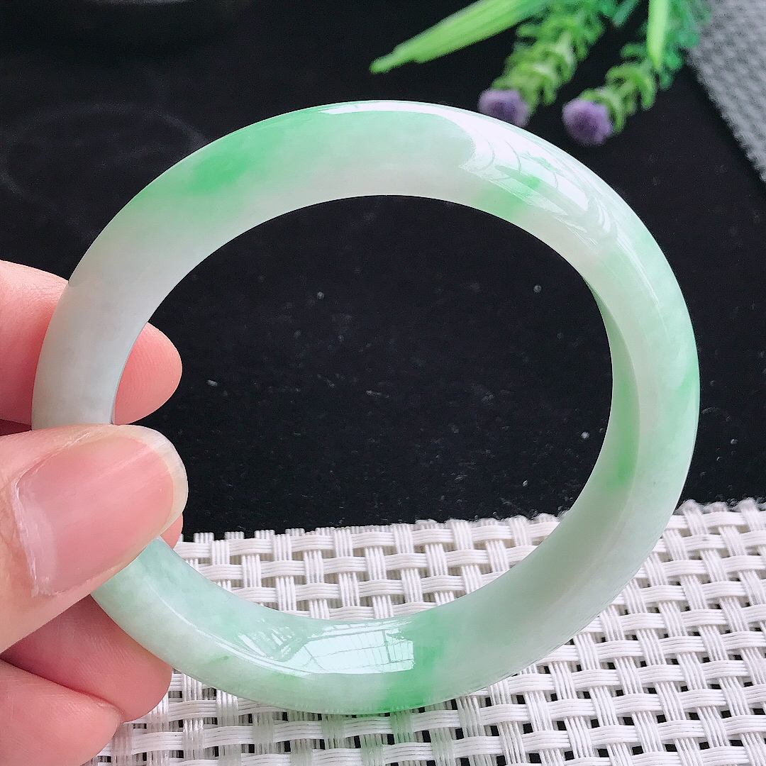 实拍A货翡翠56.8/12.6/8.6老坑精美温润飘绿手镯宽边玉镯平安镯