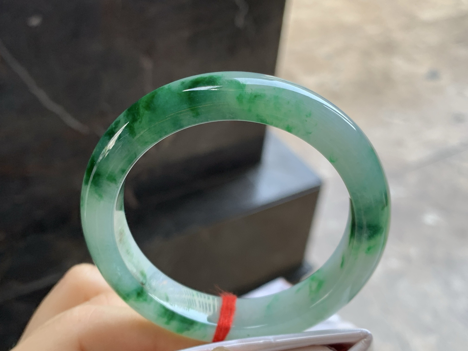 52-12-8.5

飘色花手镯^_^底子细腻 绿花浓郁