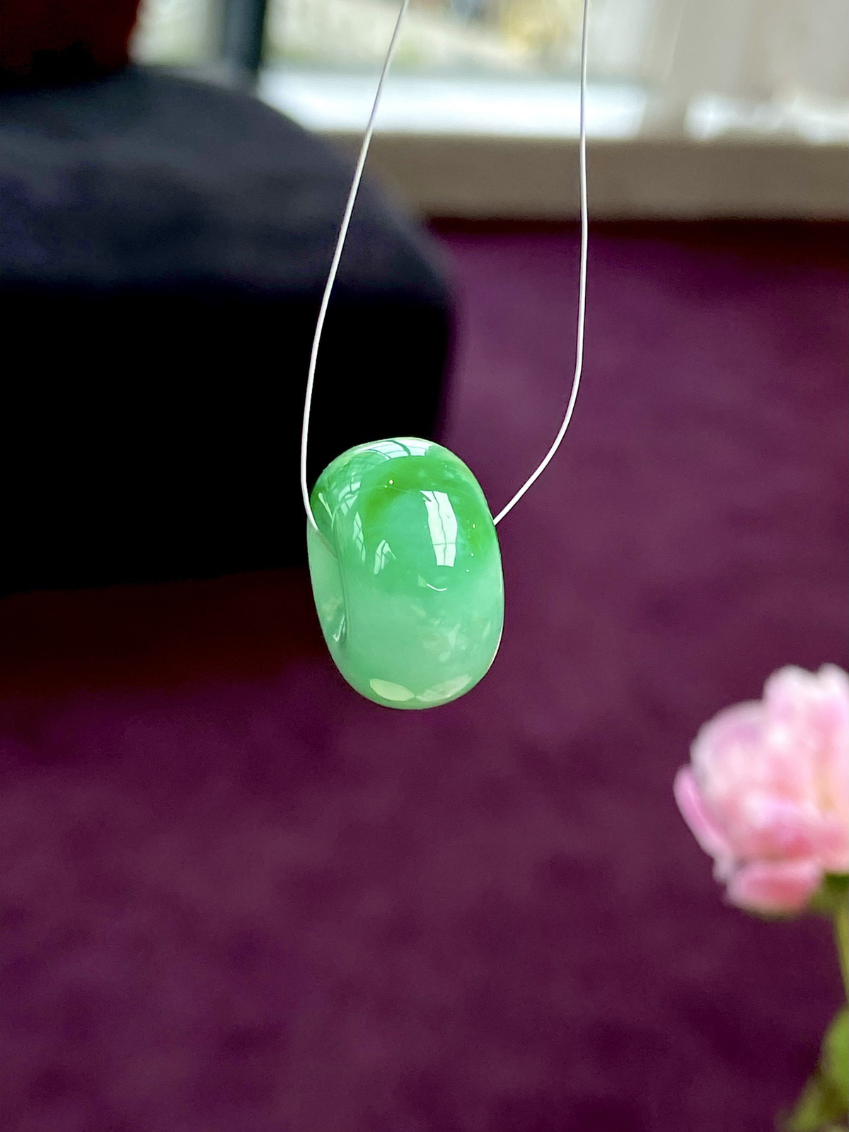 ️飘绿路路通，厚轮胎，是忍不住回头反复欣赏的品质，直接绳扣一戴上身回头率超高，裸石：19-11mm..