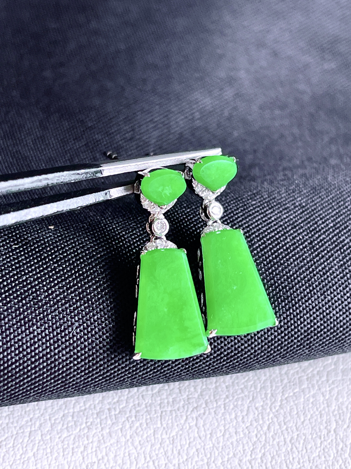 【镶嵌】冰阳绿无事牌耳坠
【说明】缅料 18k金镶嵌 性价比高  
【整体】17-7.2-2.6
【裸石】9.4-6.6-1.7