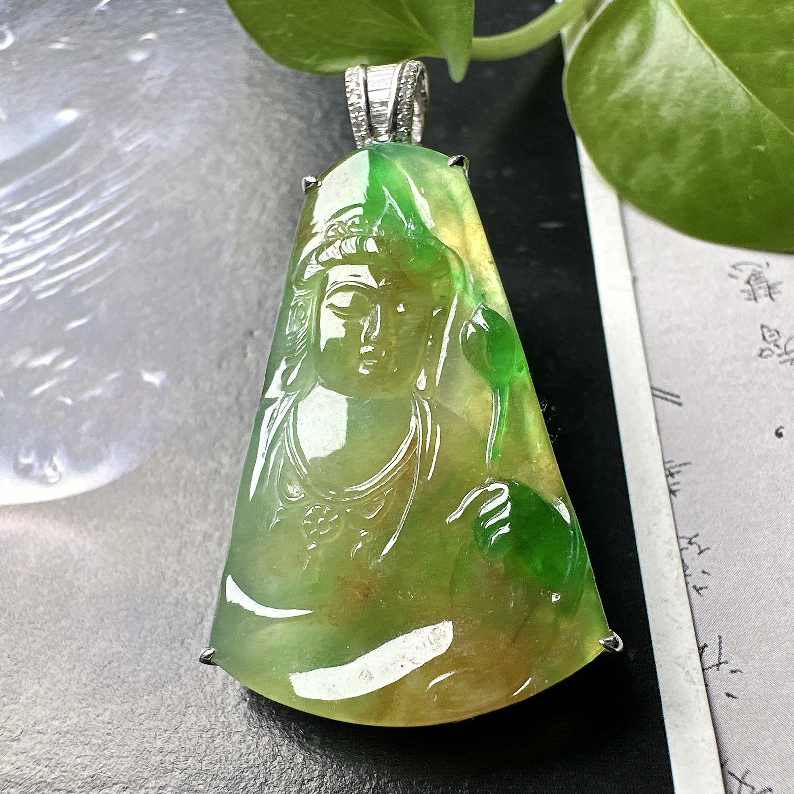 【冰种黄加绿观音吊坠】质地细腻，冰润透亮，光泽出众，冰感十足，18k金钻镶嵌，裸石尺寸27*13.3