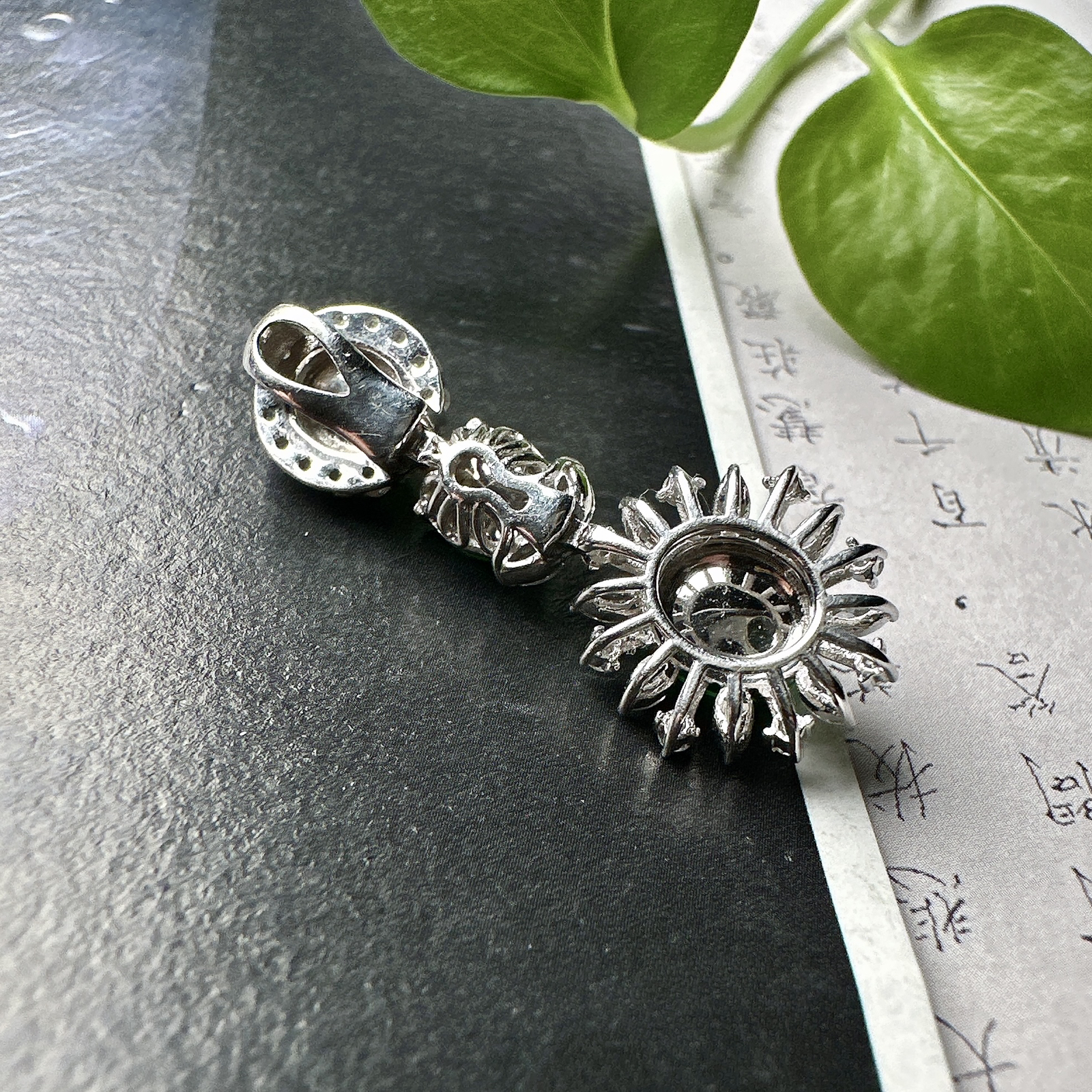 【冰种绿蛋吊坠】三颗同料镶嵌款吊坠，质地细腻，种水上乘，通透闪亮，晶莹剔透。阳绿色泽，18K金钻精美镶嵌，裸石尺寸7.3*6.5*3.4毫米