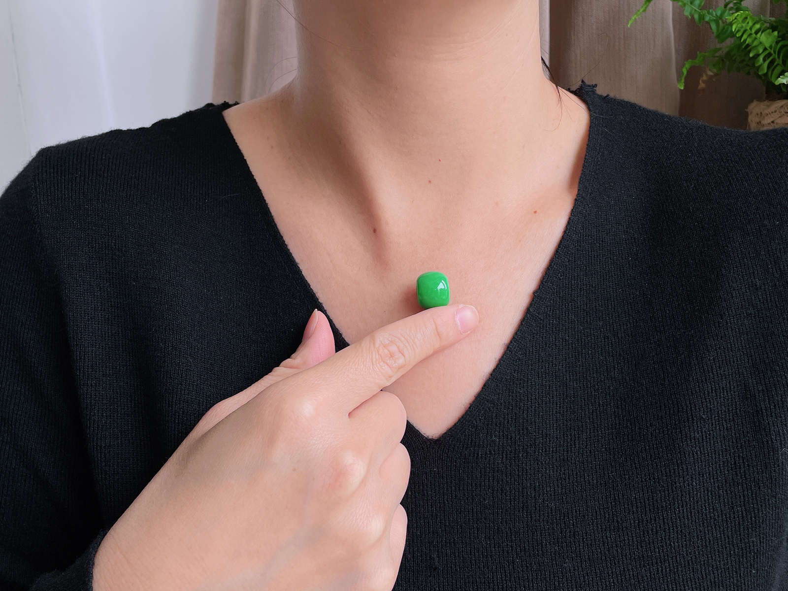 【裸石】冰阳绿路路通吊坠
【说明】缅料 性价比高  
【尺寸】15-12.4..