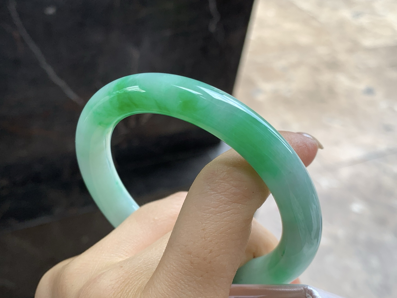 57-10.1

阳绿色圆条手镯^_^肉质细腻 绿色浓郁漂亮