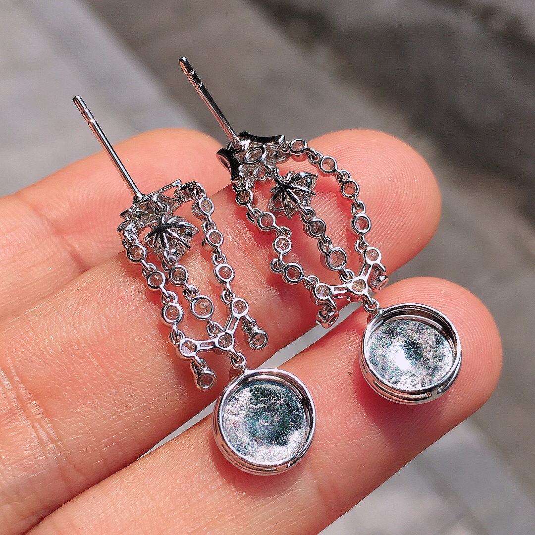 冰种平安扣耳坠，玉质细腻，荧光感超
强，饱满圆润，尽显优雅气质，18k
金豪华镶嵌