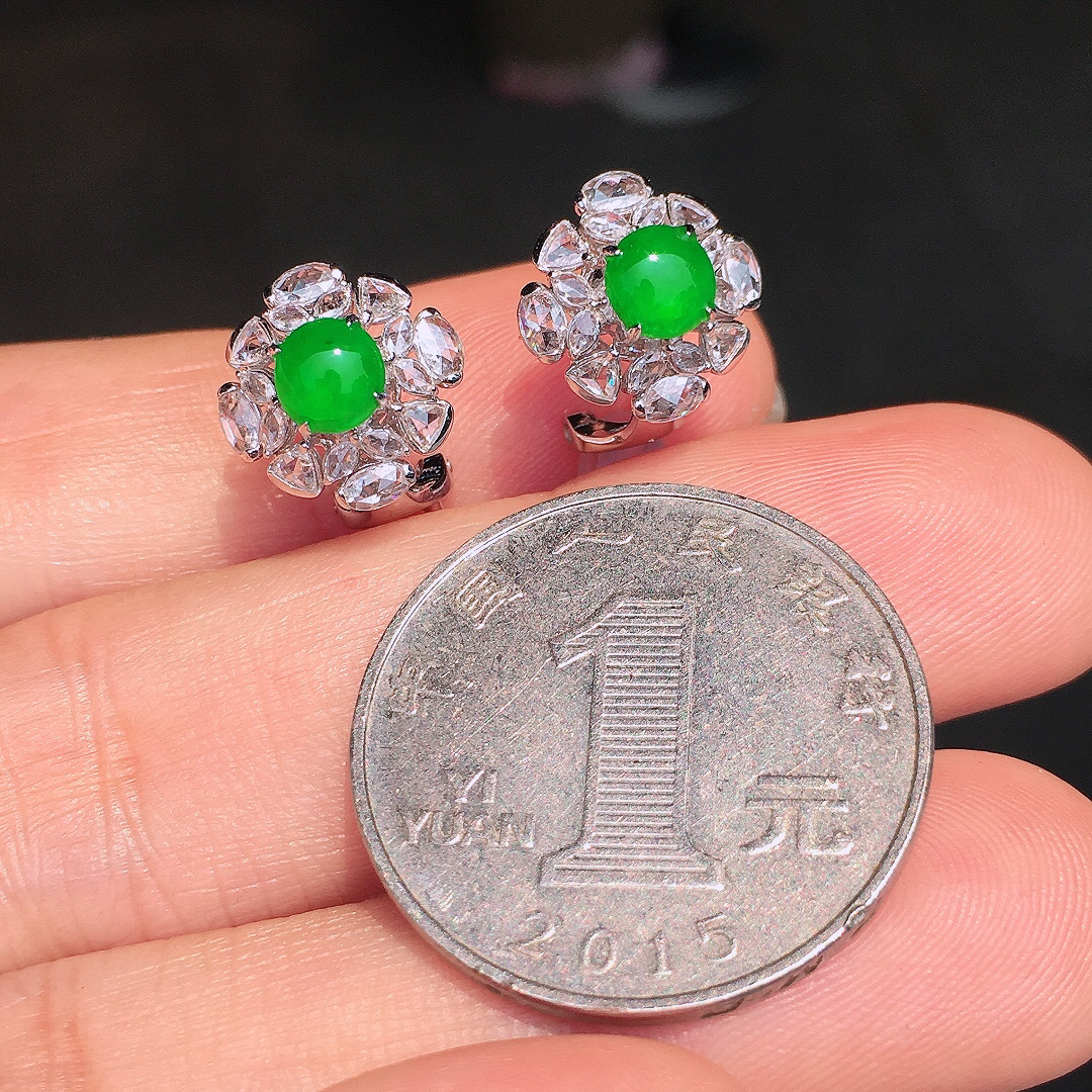 阳绿蛋面耳钉，色泽均匀艳丽，玉质细腻，荧光感超
强，饱满圆润，尽显优雅气质，18k
金豪华镶嵌