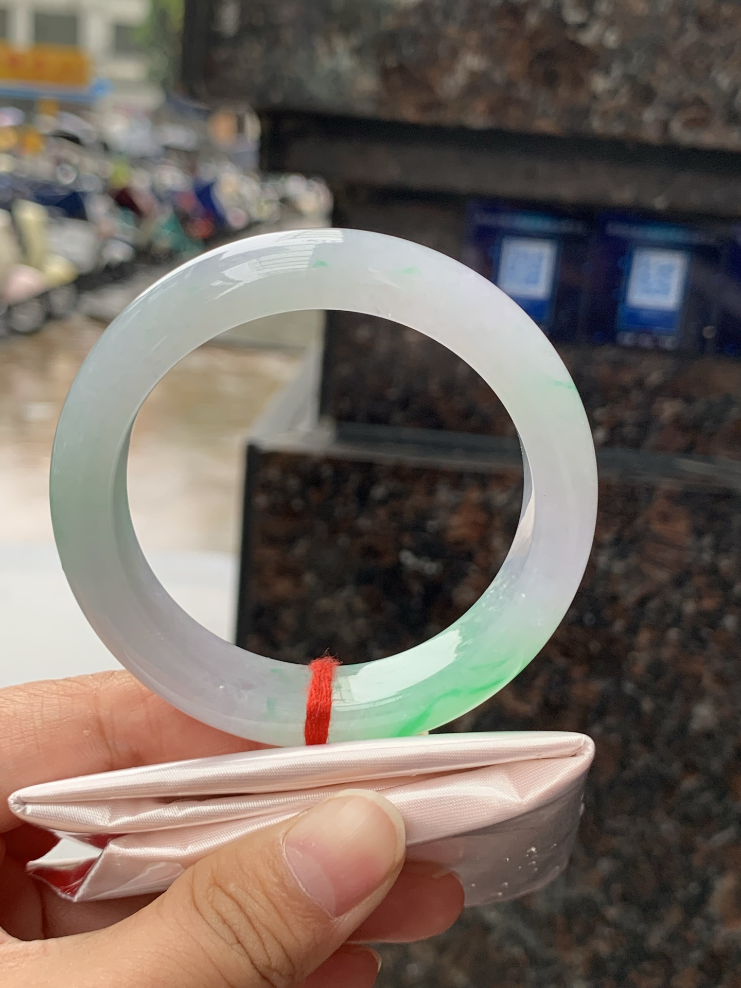 冰春彩正圈，53.5-13.2-9，0423-N517，打灯纹裂，不扣，底妆水润，淡淡粉底色飘阳绿花，气质温婉而迷人。