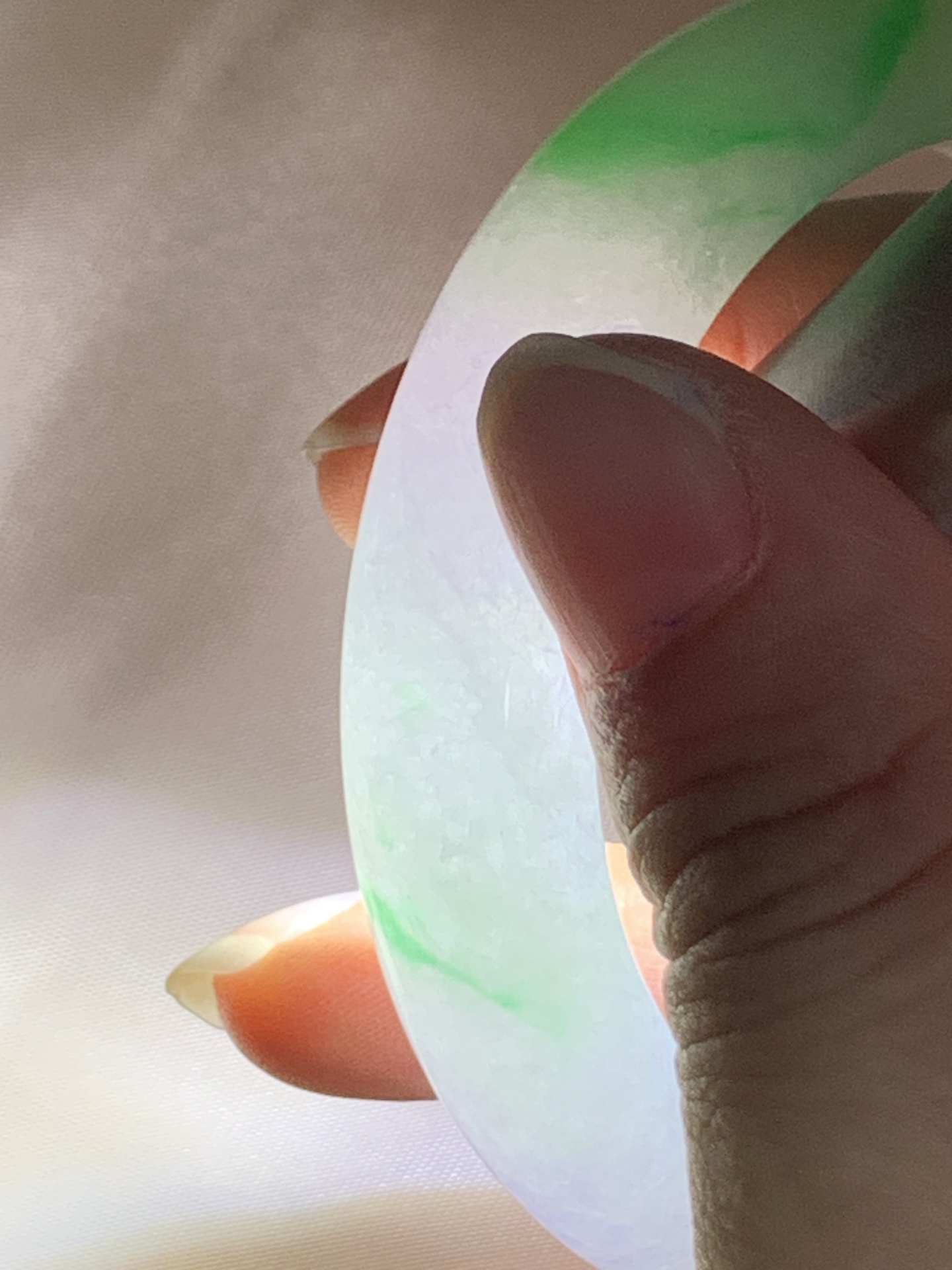 冰春彩正圈，53.5-13.2-9，0423-N517，打灯纹裂，不扣，底妆水润，淡淡粉底色飘阳绿花，气质温婉而迷人。