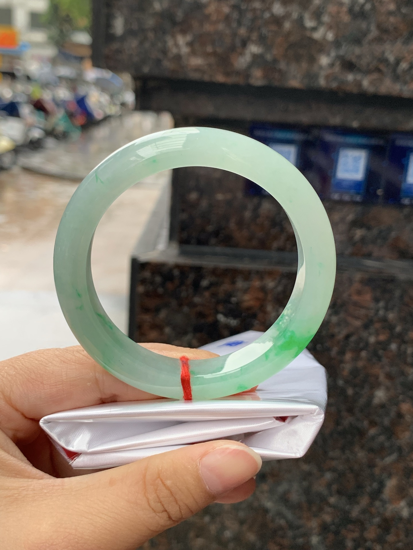 飘阳绿正圈，55.1-12.3-9，0423-N513，底妆冰润，飘金丝阳绿花，鲜艳得像新冒头的嫩芽，灵动清新，即柔和又充满生机，无裂。