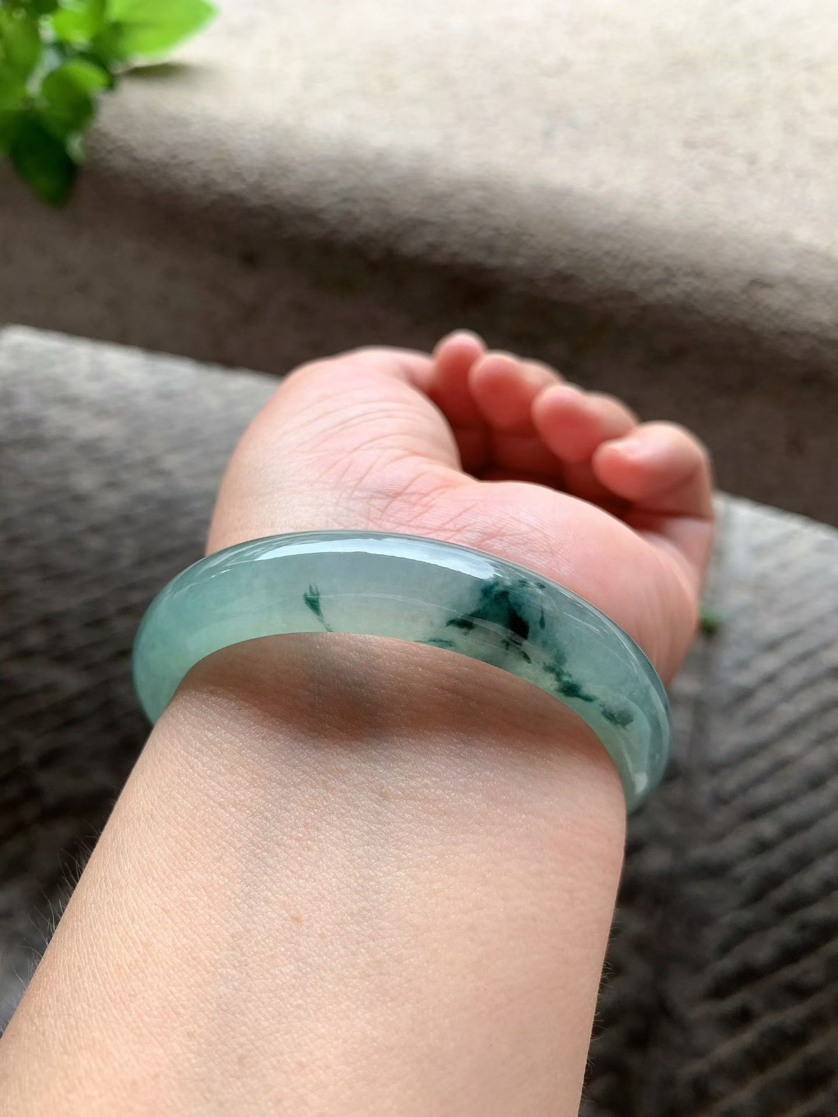 飘花正圈手镯尺寸55.5*11.8*7.5 玉质细腻，通透水润，冰油底色，光泽清亮，水墨花色，灵动飘逸！