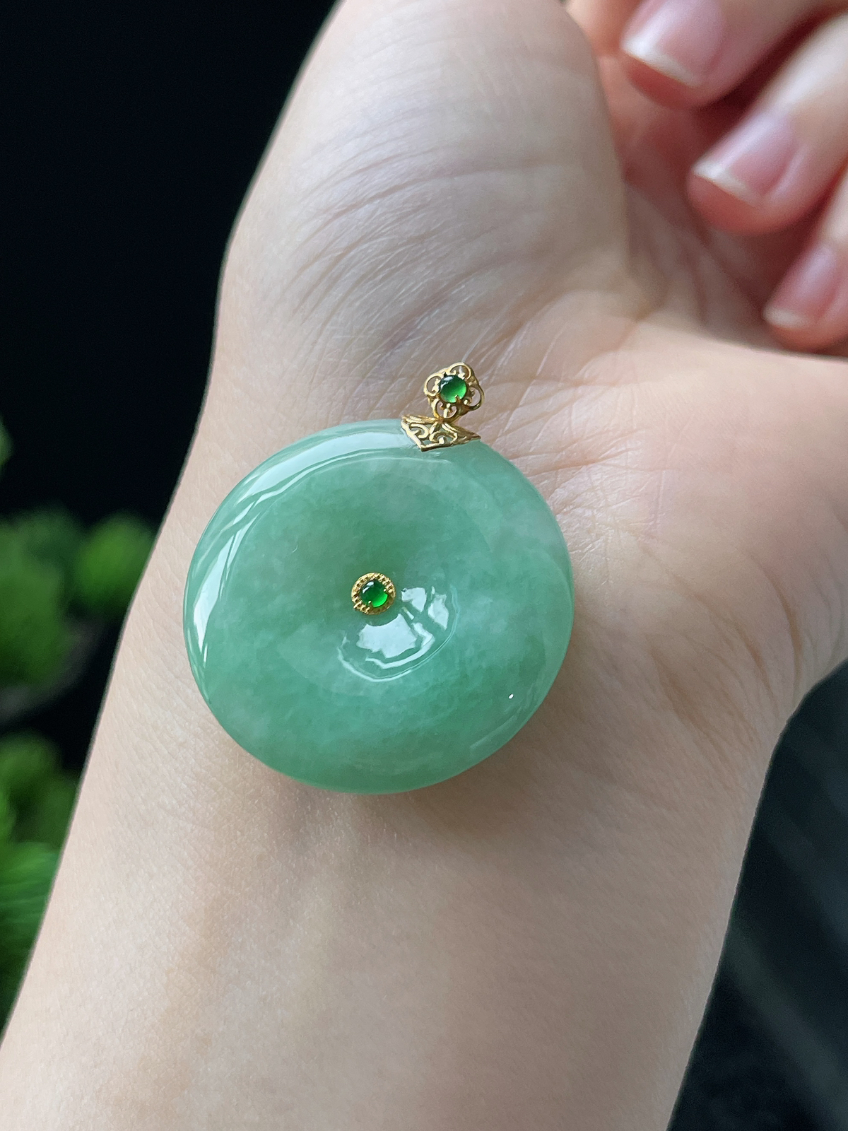 18k金 翡翠糯化种淡绿色甜绿平安扣