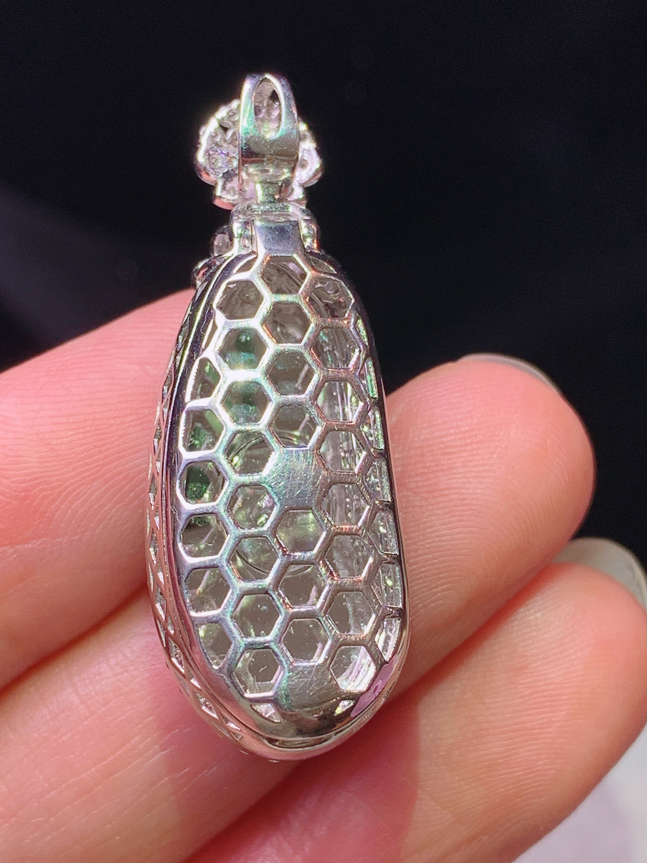 18k金钻镶嵌冰阳绿四季豆吊坠 玉质细腻 色泽艳丽清新 水润亮眼 整体尺寸35.6*13.3*10L2