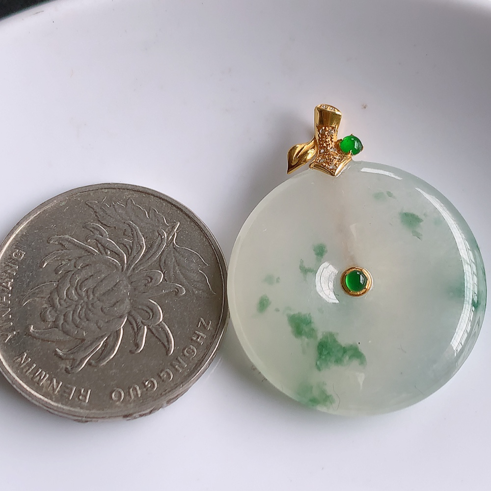 18k金扣冰润飘花平安扣吊坠，厚装饱满，冰润剔透，细腻水足，种质润泽，飘花灵动，佩戴优雅大气，W   003.22尺寸：31.6-5mm