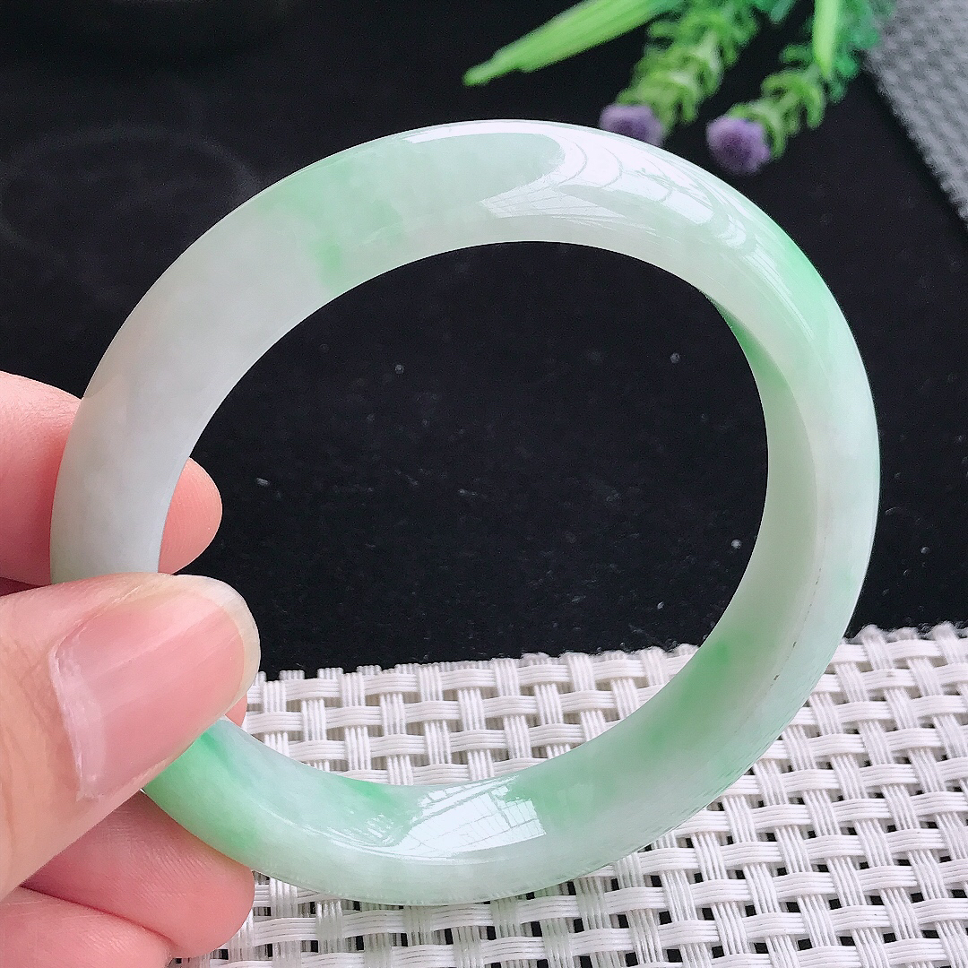 实拍A货翡翠56.8/12.6/8.6老坑精美温润飘绿手镯宽边玉镯平安镯