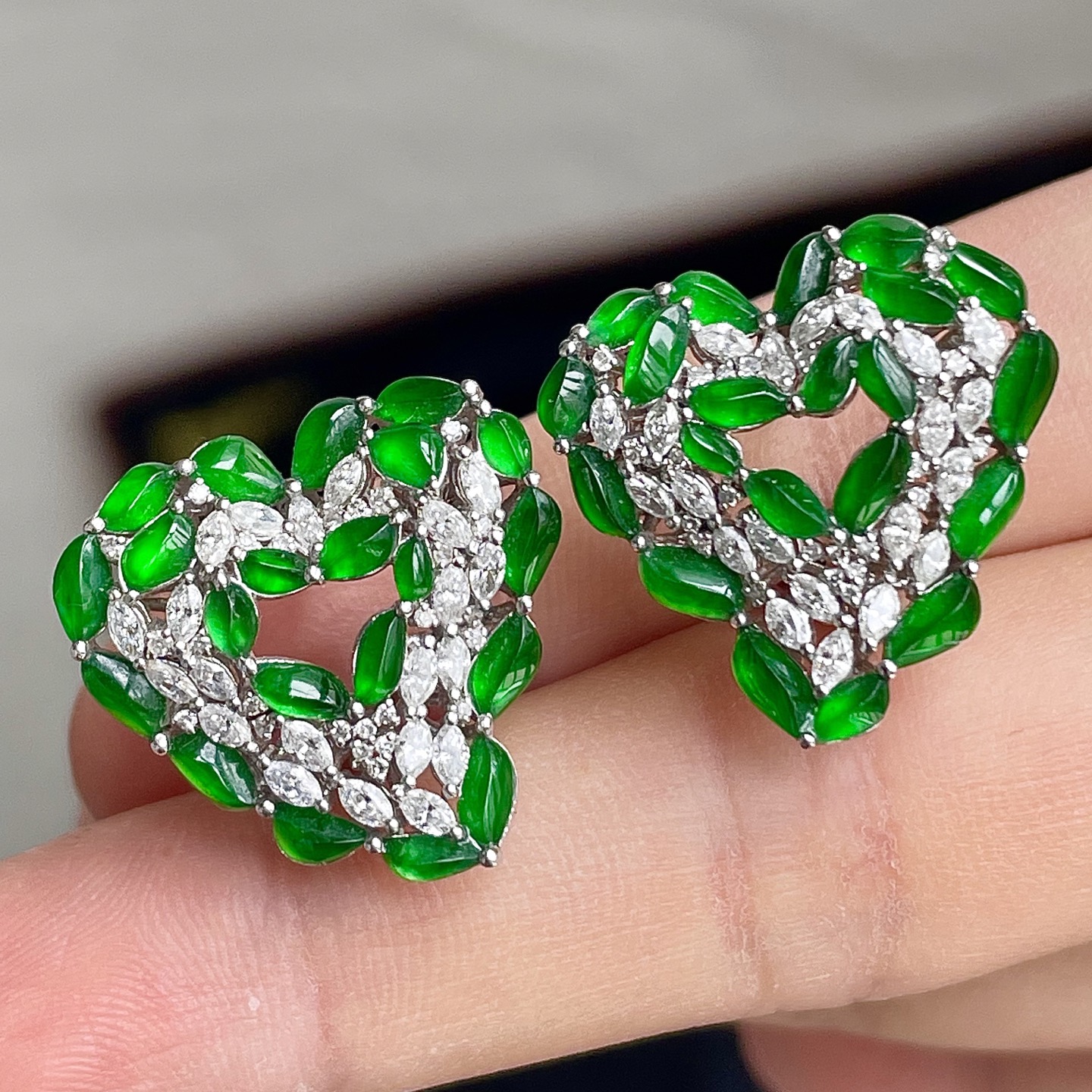 ️，缅料冰阳绿爱心耳钉，色辣，18k金镶嵌，饱满水润，无裂，裸石尺寸16.7/14.5/7.5，编码0422好数字