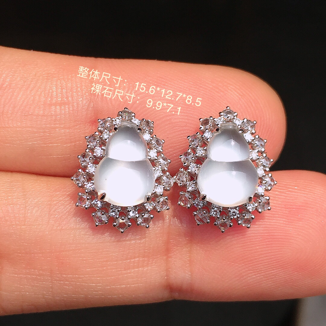 冰种葫芦耳钉，玉质细腻，荧光感超
强，饱满圆润，尽显优雅气质，18k
金豪华镶嵌