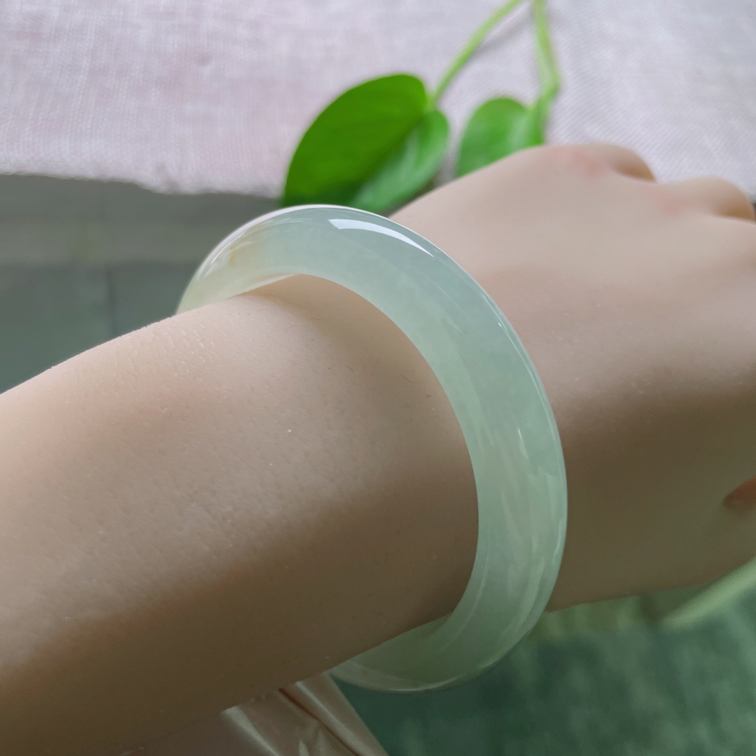 51.8/11.2/8.5，冰晴底正圈，洒金，冰为骨，晴为魂，清冷美人镯。一点皮纹，ss51773a