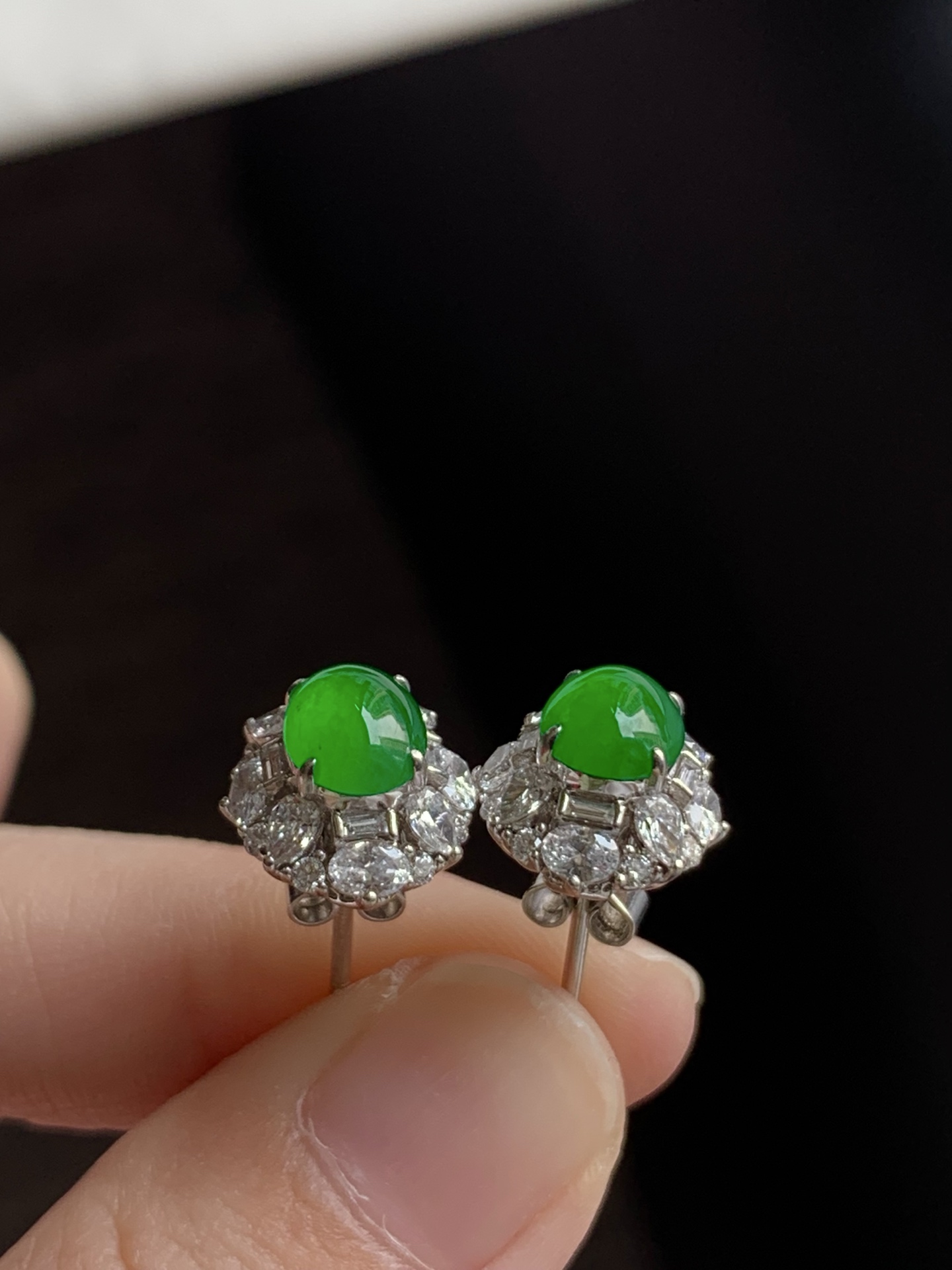 ️，18k金镶嵌蛋面耳钉，种老细腻，色阳浓郁起胶，尺寸：成品：12.1*11*8.1，裸石：7.3*5.8，b17422