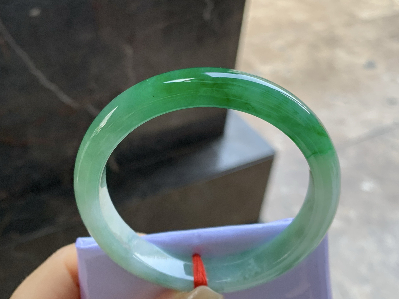 56.5-11.1-7.9

辣绿色手镯^_^底子细腻 绿色浓郁大气