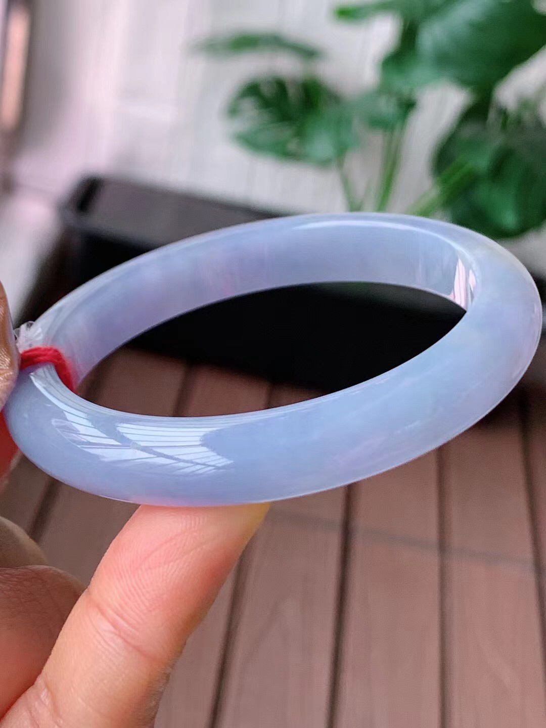 【翡翠名称】老种冰紫罗兰51.5正圈口手镯
【翡翠尺寸】51.5/9.3/7.6mm适合50-53正圈口佩戴
【翡翠描述】宝贝种老水足，玉质细腻，色泽靓丽，性价比高，佩戴效果好！
【其它赠送】权威证书/精美挂绳盒子/支持全国复检