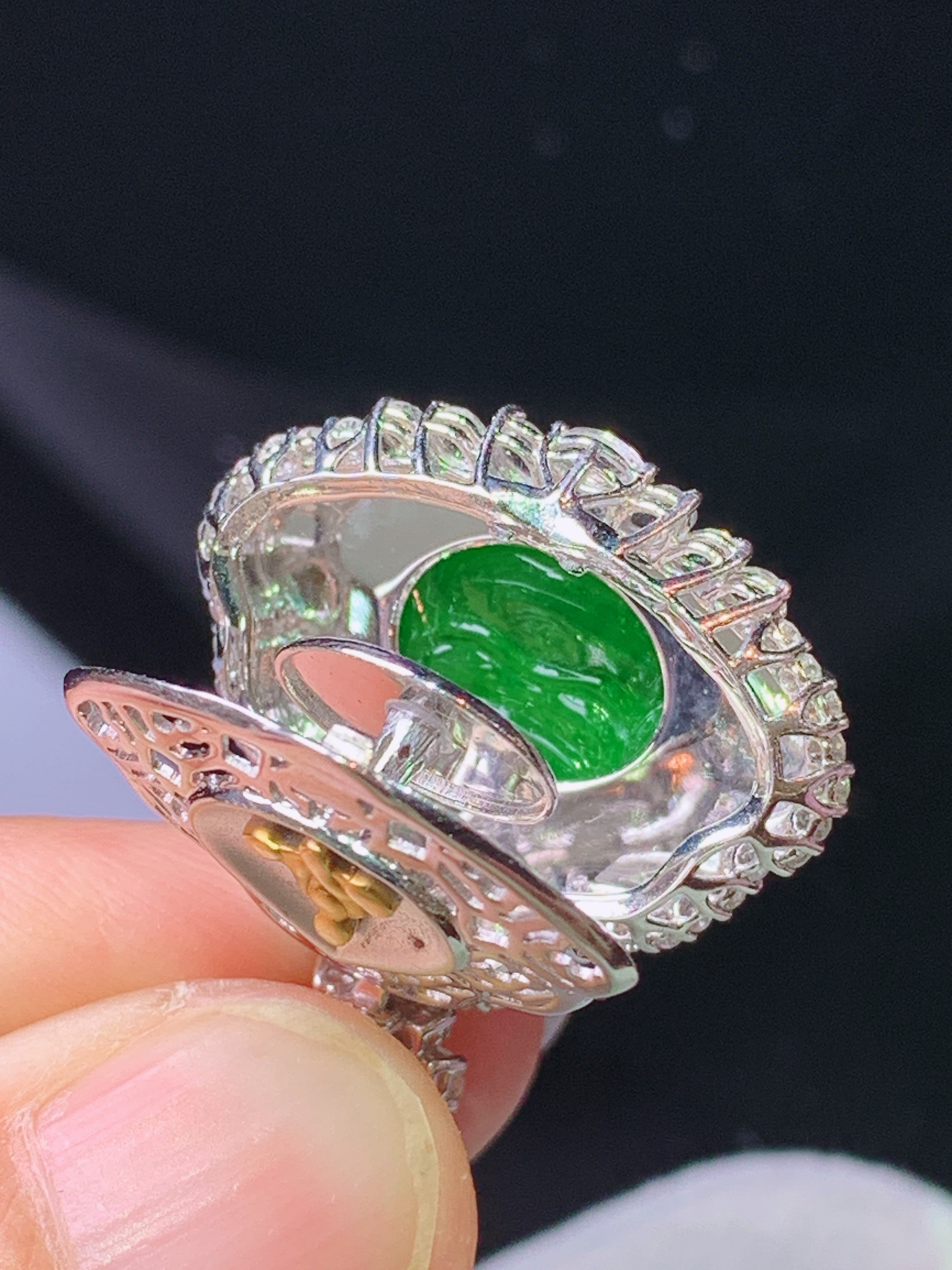 18k金钻镶嵌阳绿佛公吊坠 玉质细腻 色泽艳丽清新 水润亮眼 整体尺寸25.3*23.3*9.5s2