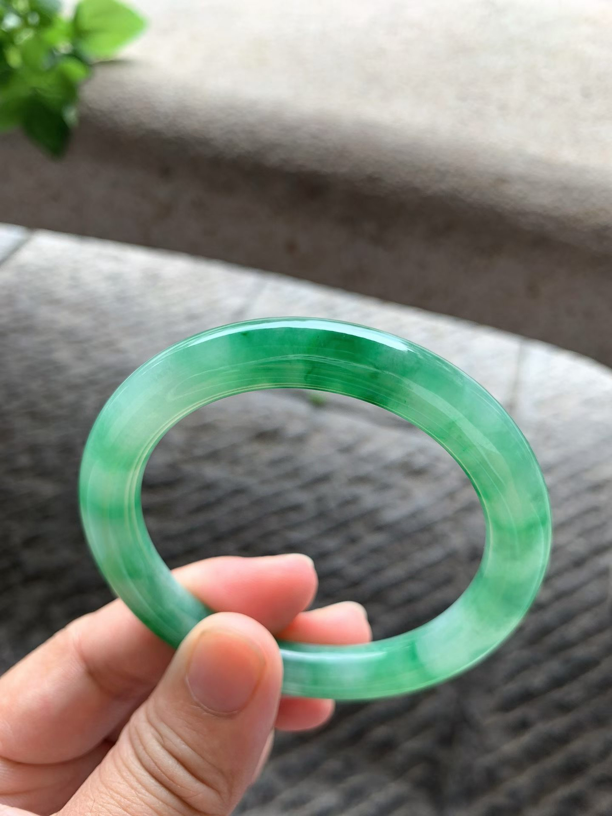 满绿圆条手镯尺寸53.8*9*9 底子细腻干净，通透水润，颜色鲜亮，上手耐看又显贵！