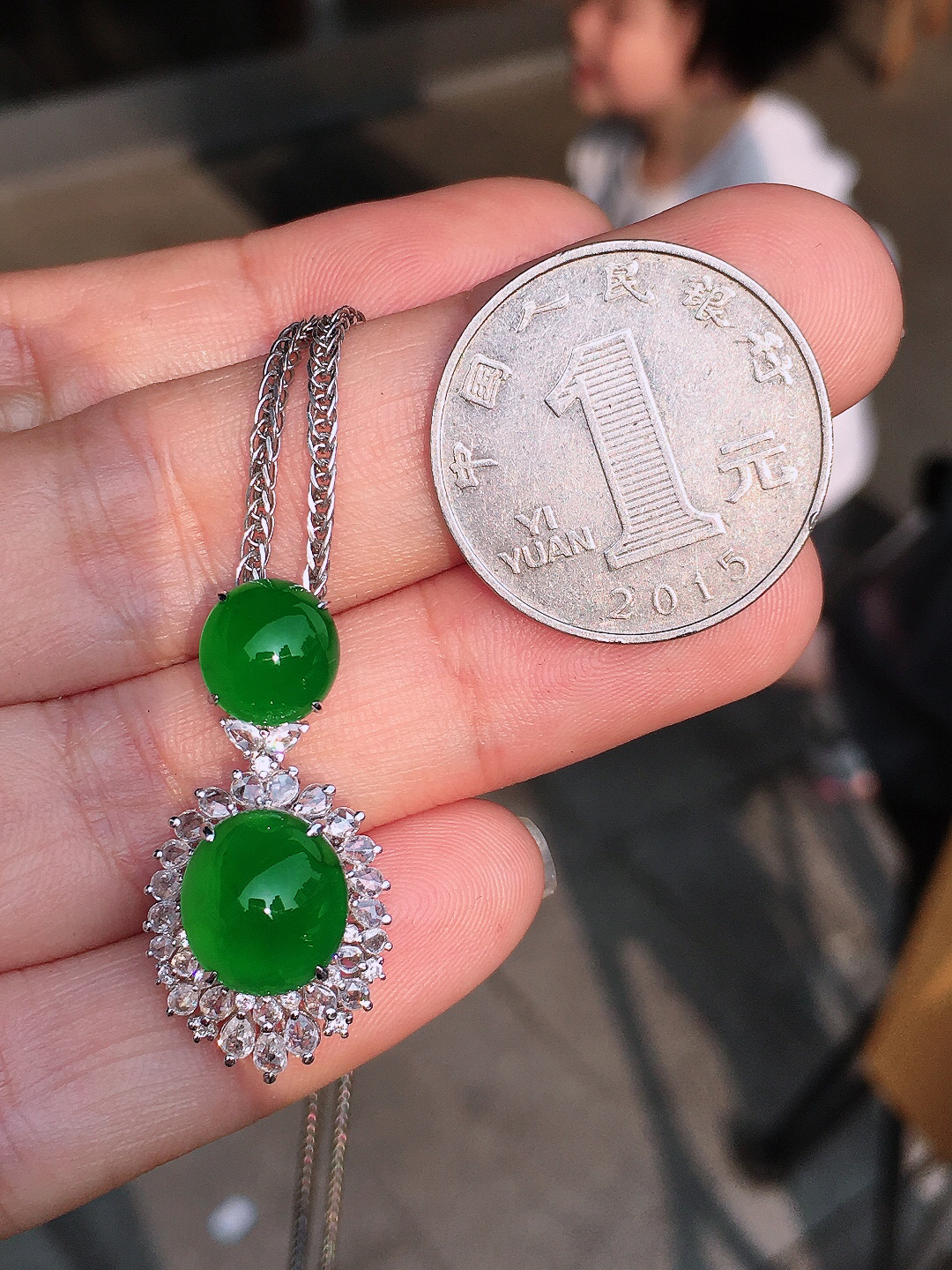 满绿蛋面吊坠，色泽均匀艳丽，玉质细腻，荧光感超
强，饱满圆润，尽显优雅气质，18k
金豪华镶嵌