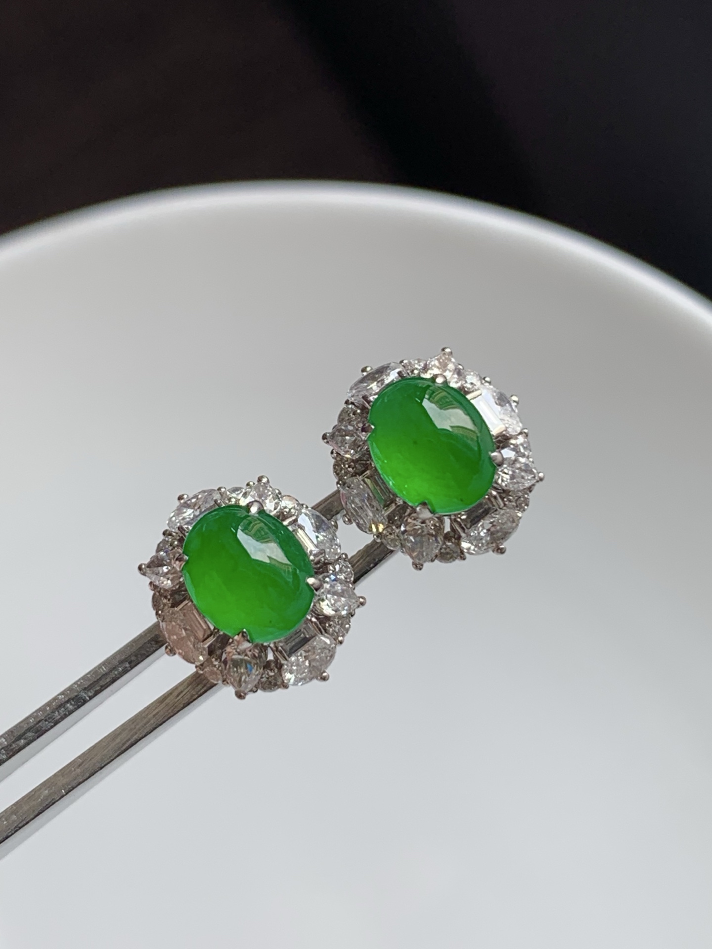 ️，18k金镶嵌蛋面耳钉，种老细腻，色阳浓郁起胶，尺寸：成品：12.1*11*8.1，裸石：7.3*5.8，b17422